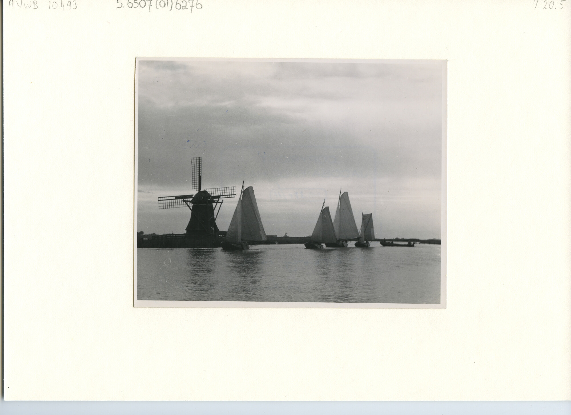 S.6507(01)6276; Foto van molen bij meer met schepen in Friesland; foto