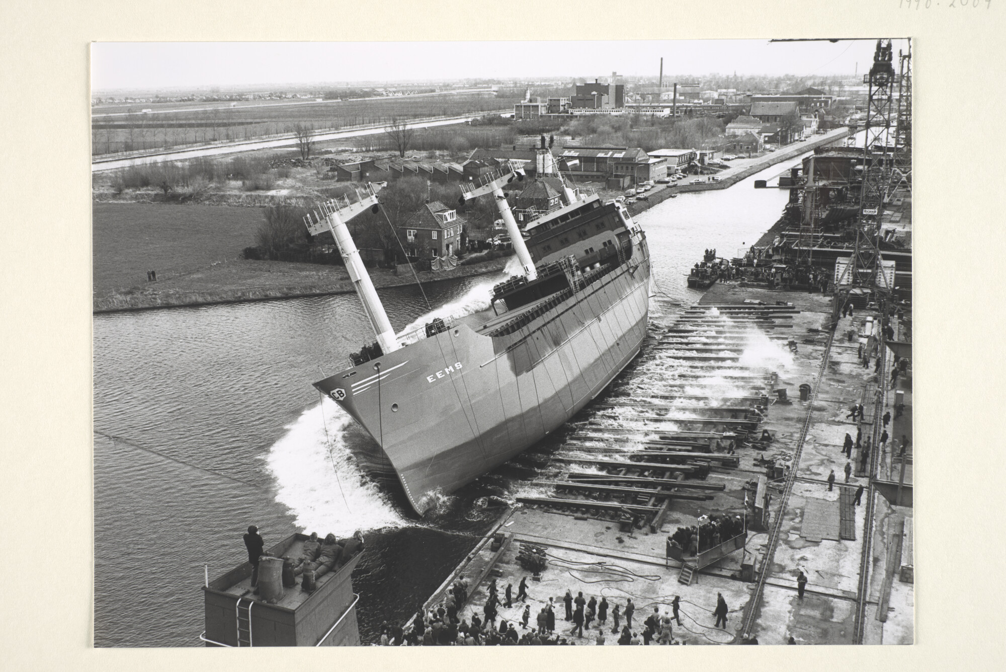 1996.2064; Foto's van de tewaterlating van de coaster ms. 'Eems' van C. Bos te Schiedam; fotoreportage