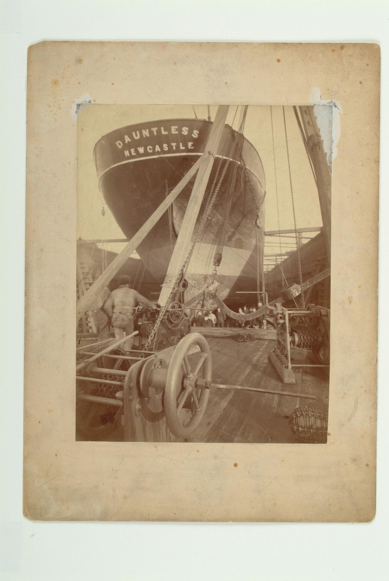 S.6888(03) [nr 0003]; Het aanzetten van een schroefraam aan het ss. Dauntless uit Newcastle in [...]; foto