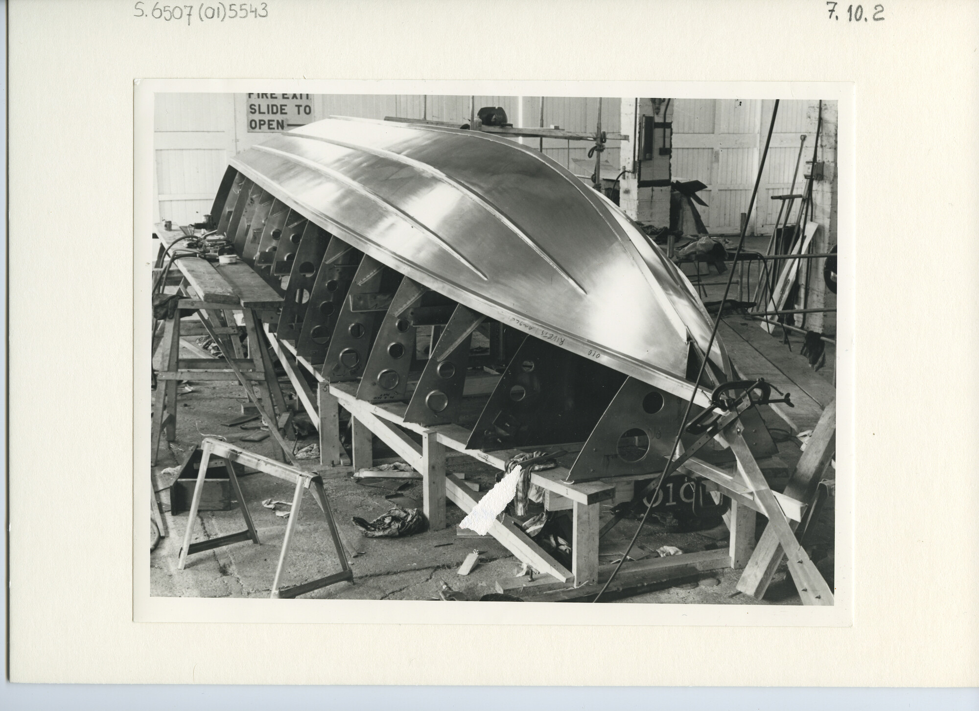 S.6507(01)5543; Foto van Engelse aluminium motorboot in aanbouw  op Eufield Marine Ltd werf in Ryde, Isle of Wight, ontwerp Don Shead; foto