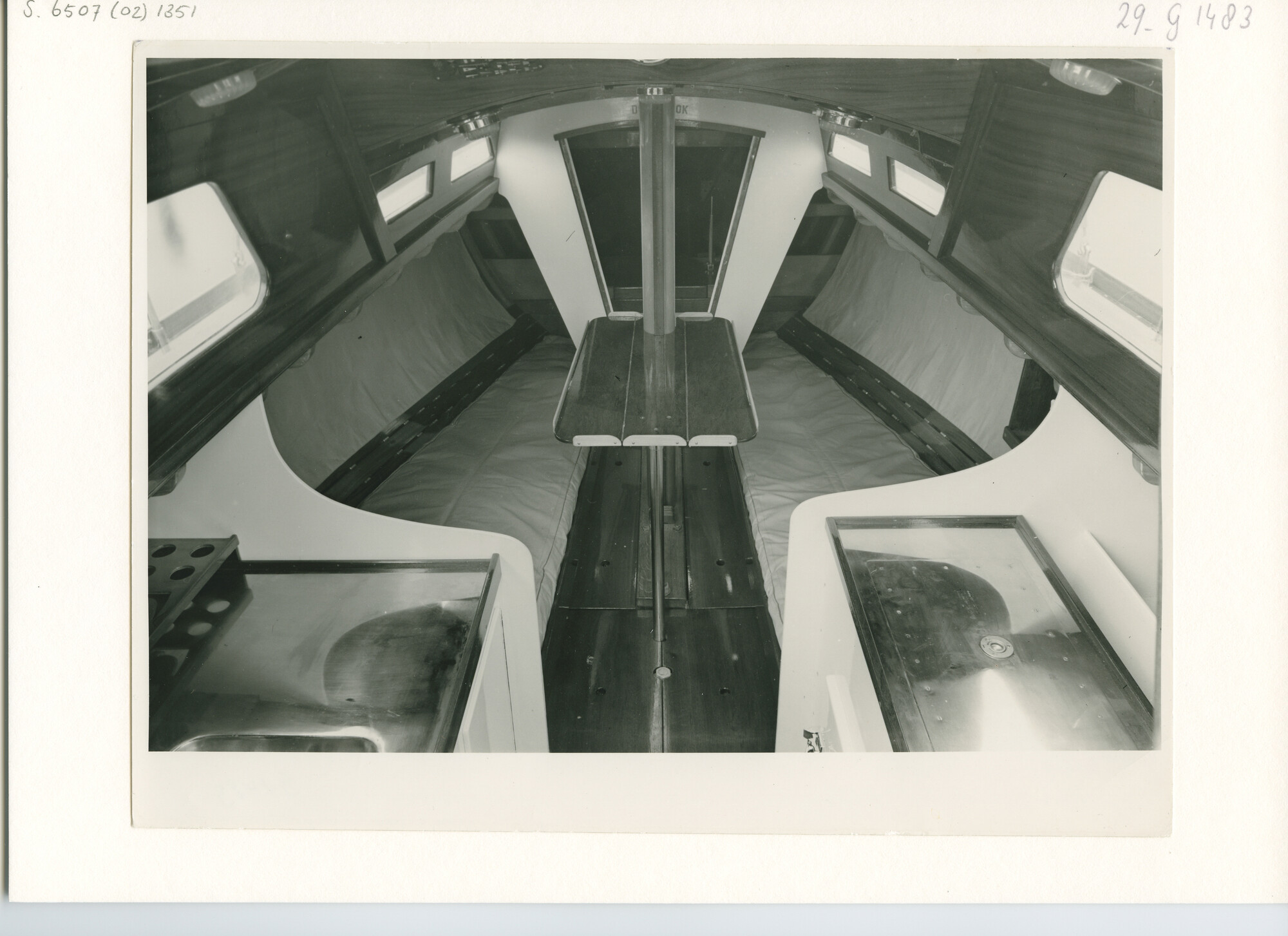 S.6507(02)1351.01; Zwart-wit foto van het interieur van een circa 9 meter lang zeiljacht, ontworpen en gebouwd door E.G. van de Stadt te Zaandam; foto