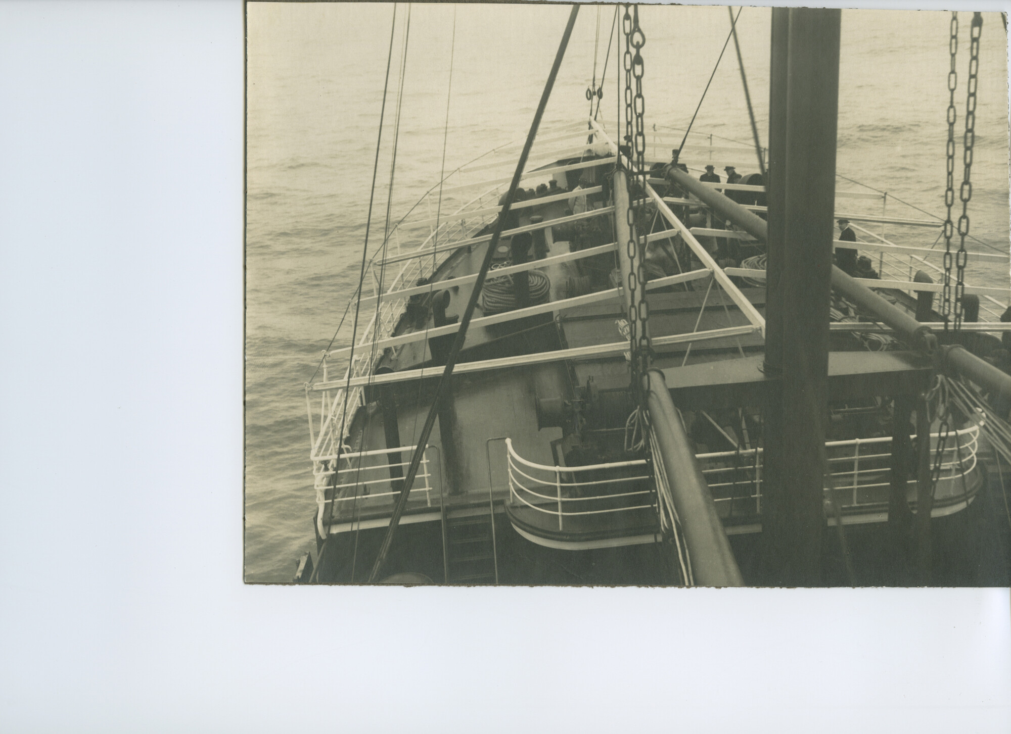 S.5444(00447); Kolenboot ss. 'Ombilin', kijkje op het achterschip van bovenaf; foto