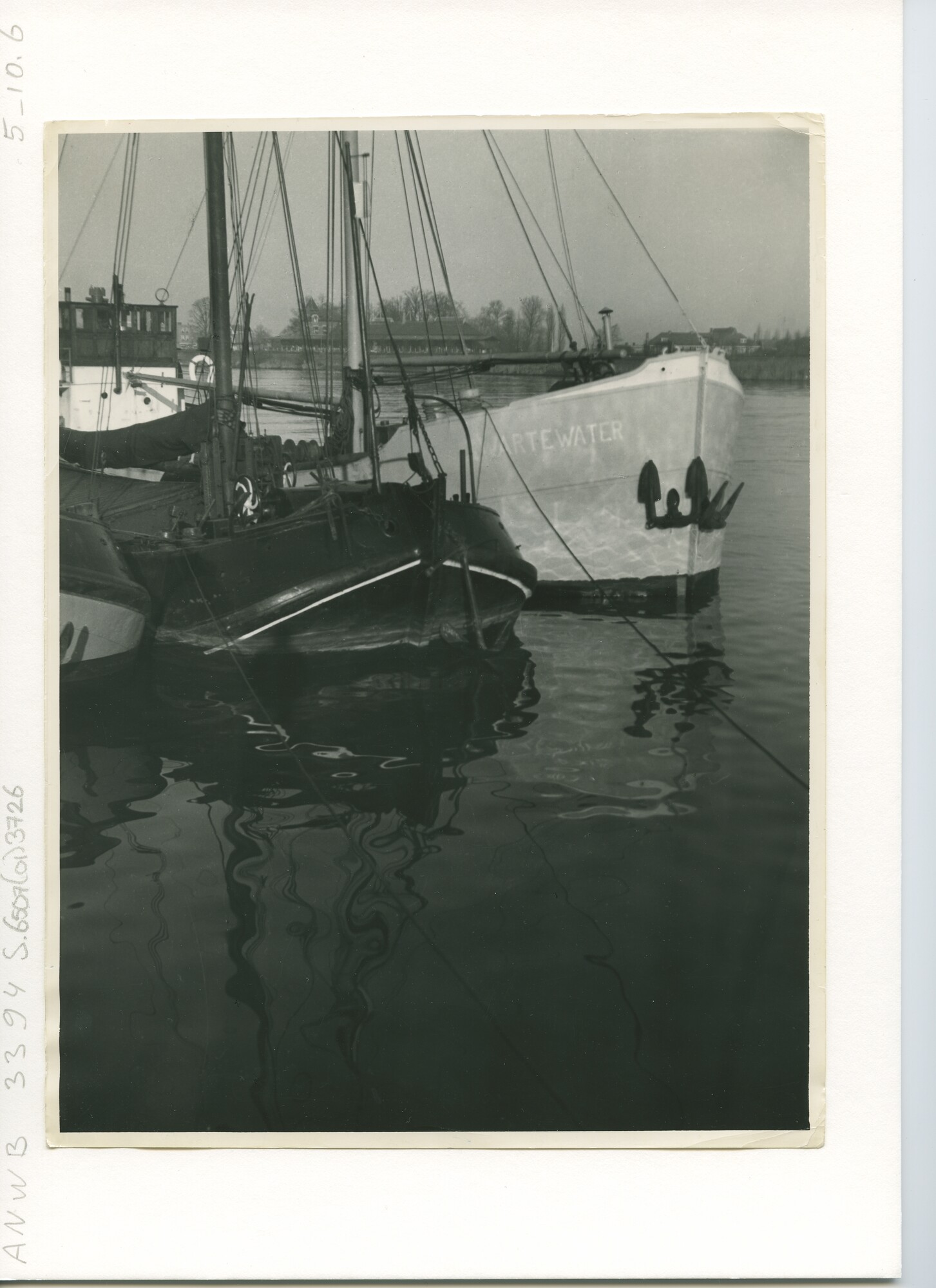 S.6507(01)3726; De kustvaarder Zwartewater in een haven afgemeerd naast binnenvaart zeilschepen; foto