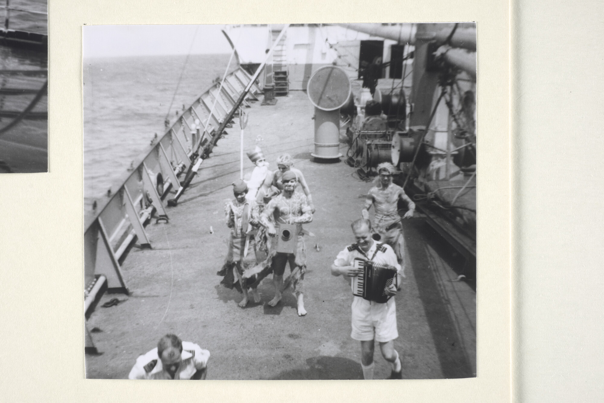 1997.1563; Neptunusfeest aan boord van het vrachtschip ms. 'Rijnkerk' van de VNS, 1960; negatief