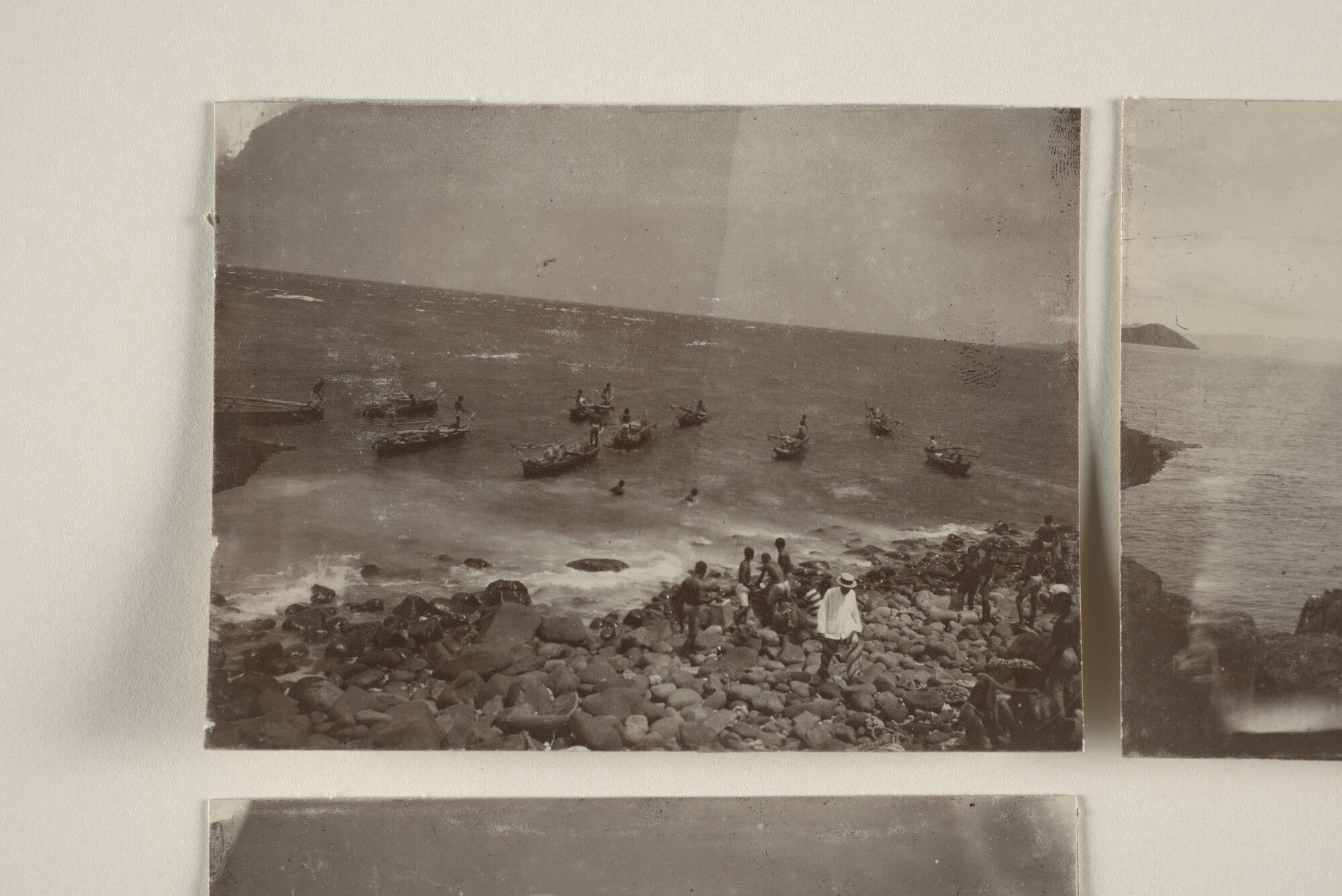 1994.1835; Foto's van de stranding het vracht- en passagiersschip ss. 'Van Imhoff' van de KPM op het eiland Barsoe Banda in 1911; fotoreportage