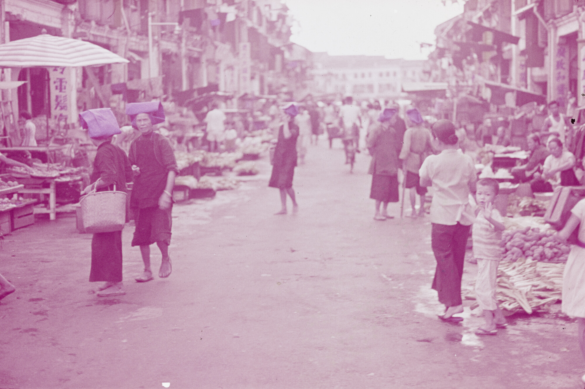 2015.0451; Dia van een straatbeeld met links en rechts marktkraampjes in Singapore; diapositief