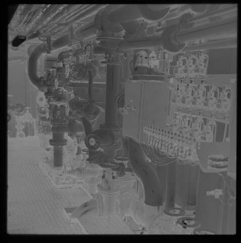 S.5219(12)0643a; Negatieven van de machinekamer van het container vrachtschip ms "Otto Porr" gebouwd op de ASM-werf voor rederij Franz Hagen te Hamburg; negatief