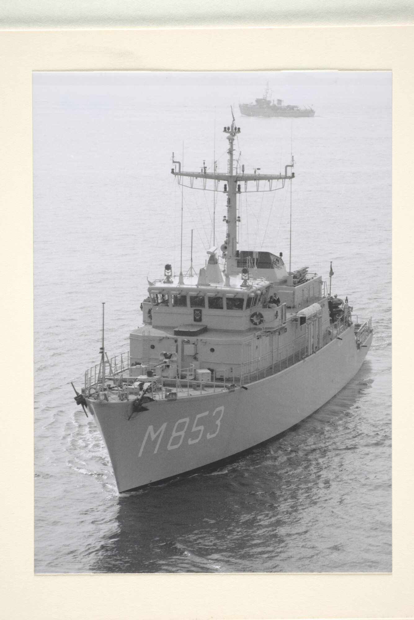 1995.1018; Luchtfoto van de mijnenjager Hr.Ms. Haarlem (M 853) op zee; foto