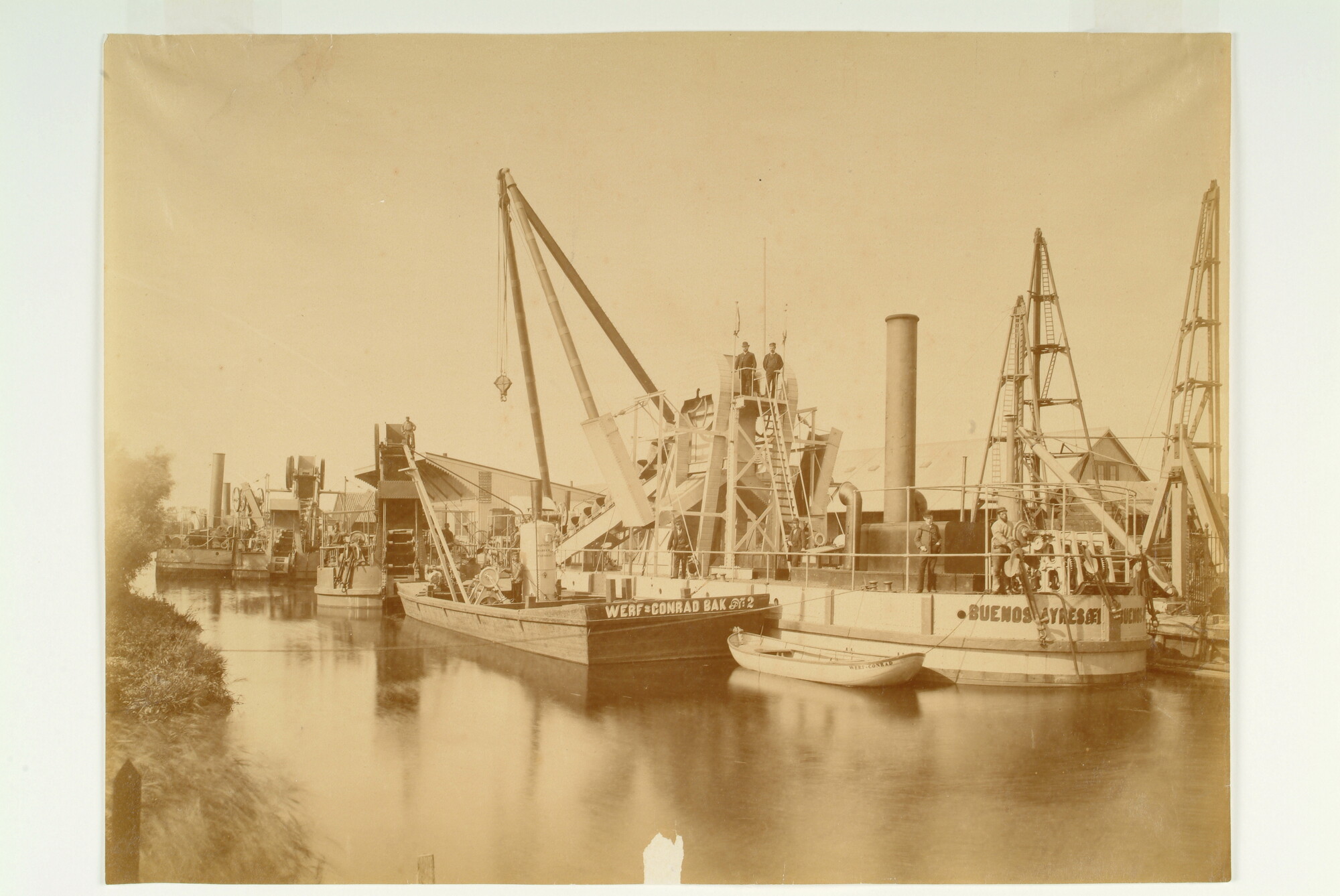 S.0687(03)c; De baggermolen 'Buenes Ayres', gebouwd in 1885 op de Werf Conrad, in opdracht van M.M. Lavalle, Medici & Cie voor het werk in de haven van Ensenada; foto