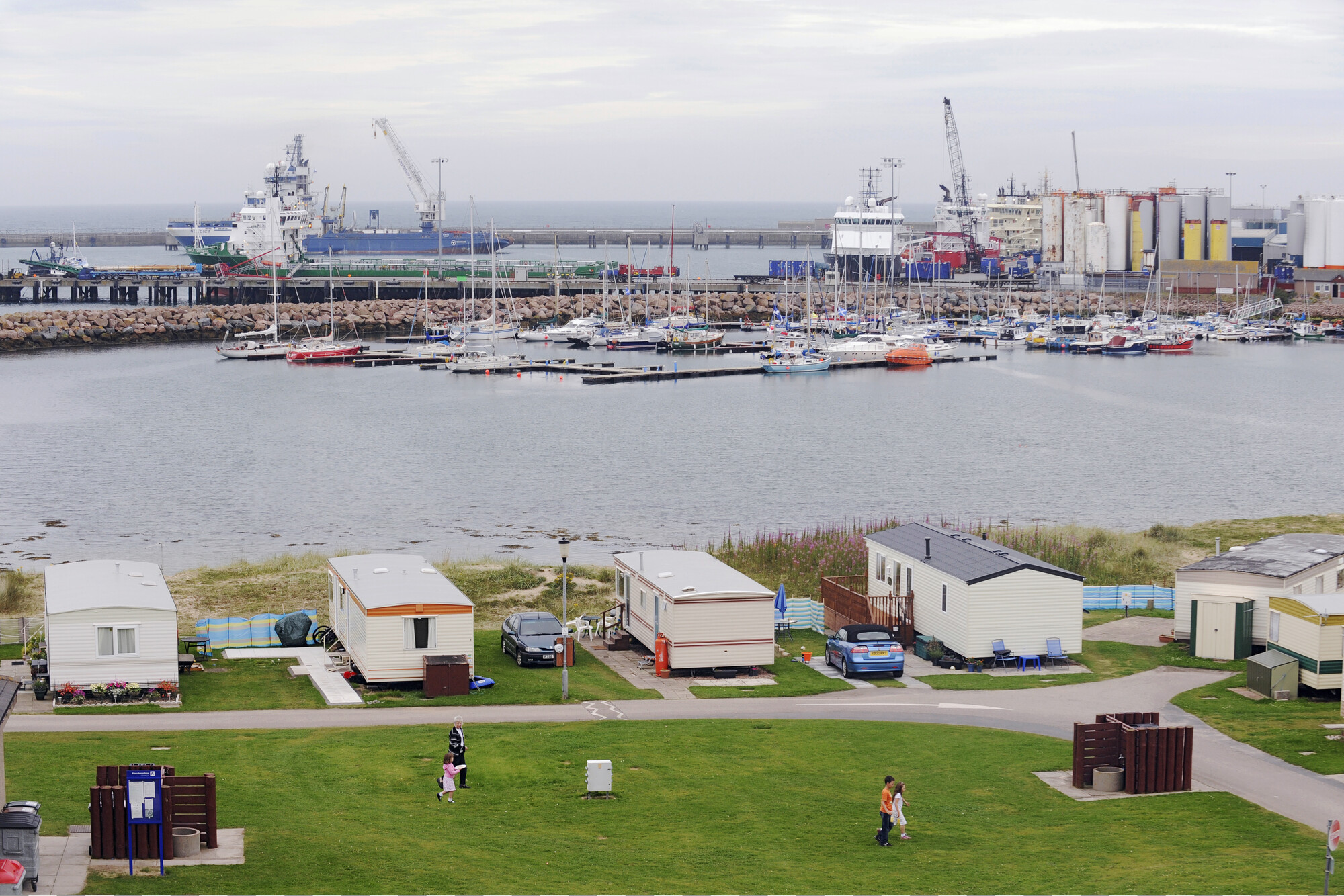 2019.0240; Kleurenfoto van een camping aan de jachthaven van Peterhead in Schotland, 2008; foto