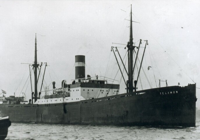 2000.5749; Het vrachtschip ss. 'Telamon' van de Koninklijke Nederlandsche Stoomvaart Maatschappij gezien bij aankomst in (vermoedelijk) Amsterdam [...]; foto