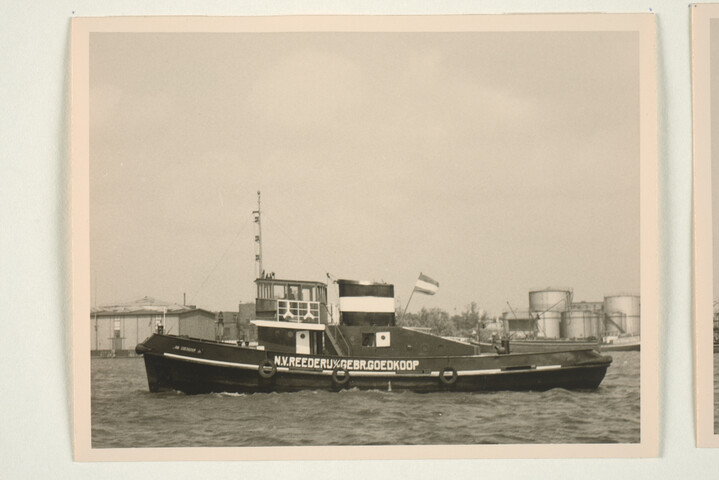 S.5219(12)0224; Foto's van de motor-havensleepboot 'Jan Goedkoop Jr.' gebouwd op langshelling van de ASM; fotoreportage
