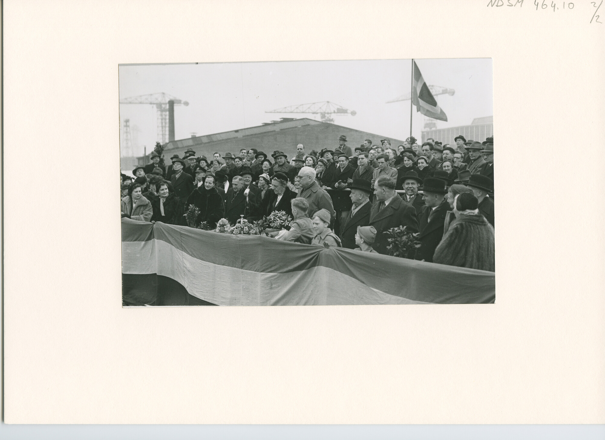 S.5444(2563)2; Foto van de tewaterlating van het vrachtschip ms. Ouwerkerk; foto