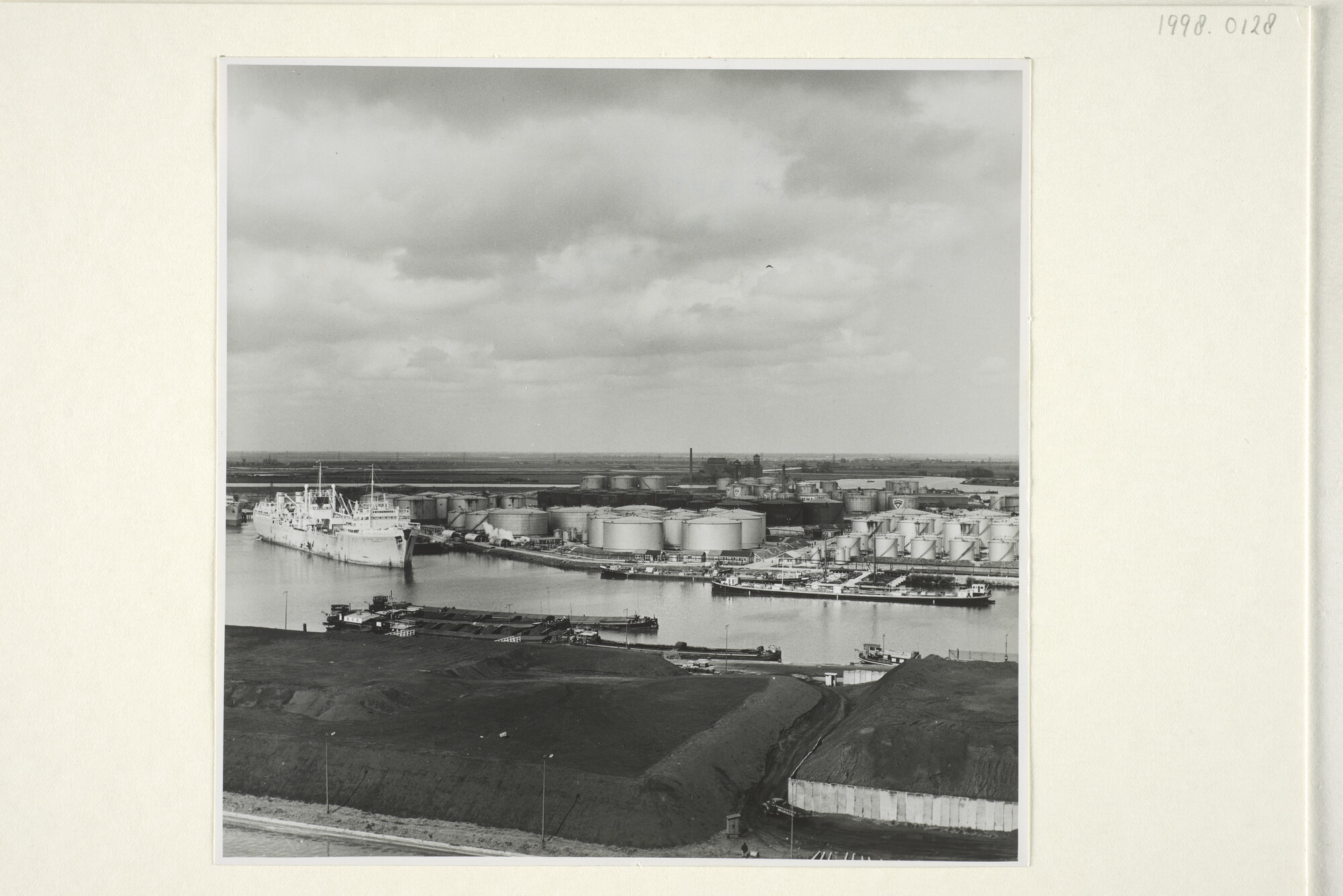 1998.0128; De 'Amatex- terminal' aan de Jan van Riebeeckhaven te Amsterdam, april 1957; foto