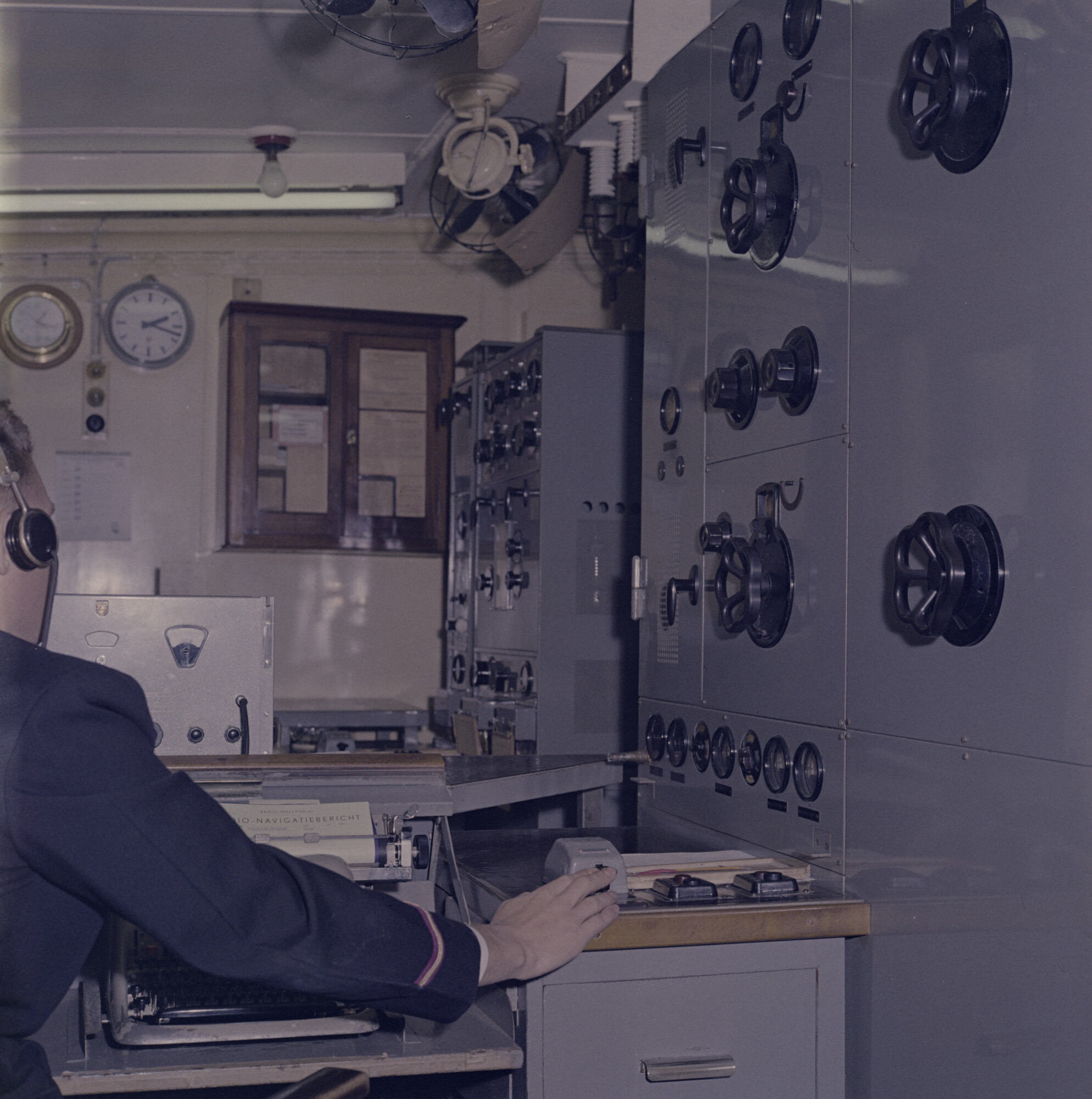 2015.4003; Negatief van een telegrafist aan het werk in de radiohut van ms. Oranje; negatief