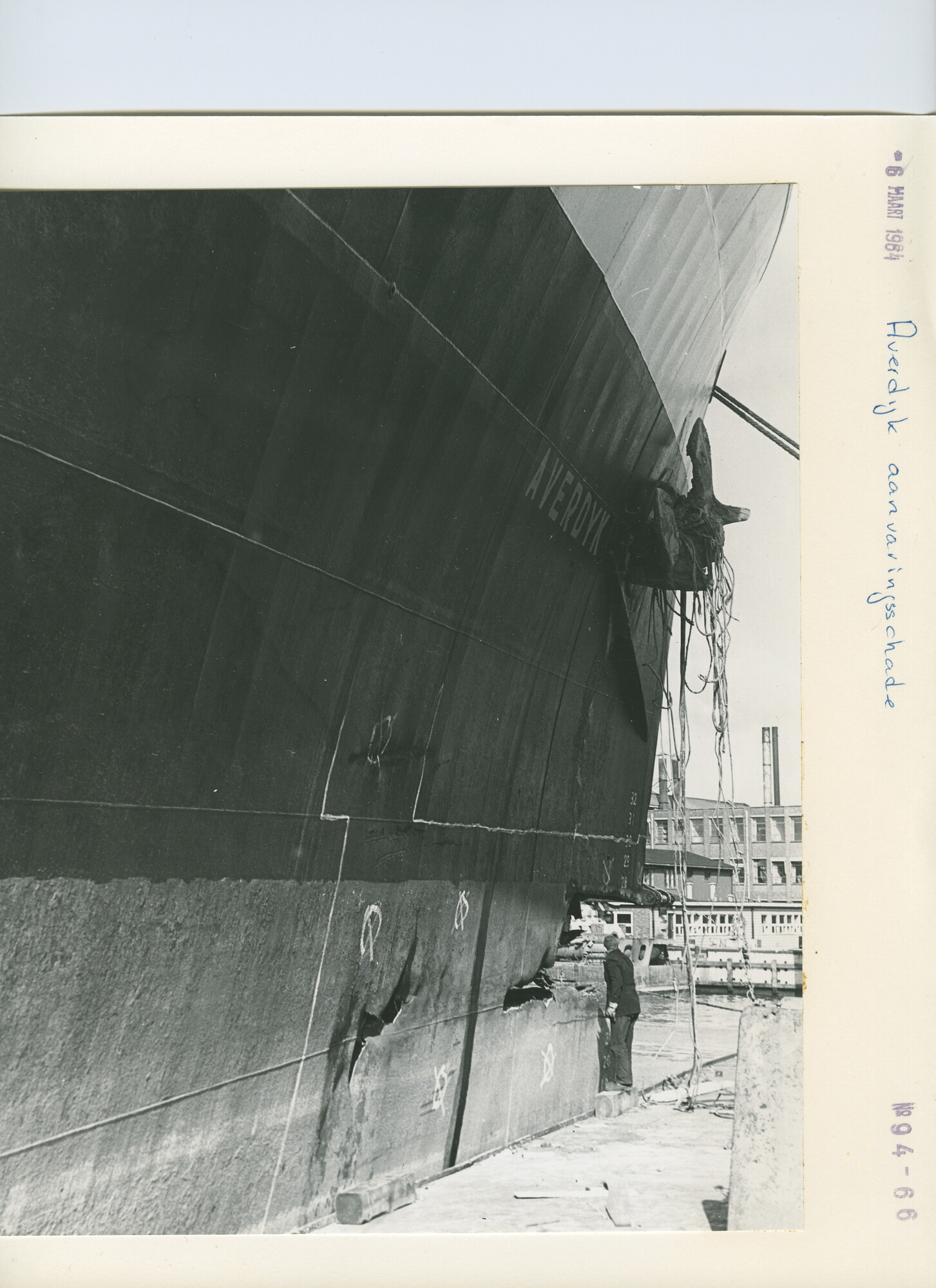 S.5444(4226)3; Foto van de aanvaringsschade aan het victoryschip ss. Averdijk; foto