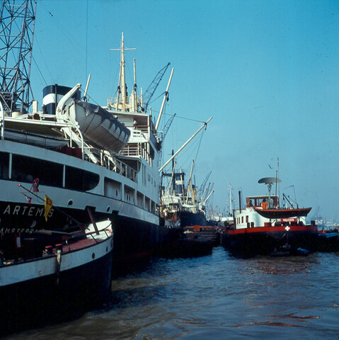 S.9100(1339); Het vrachtschip ms. 'Artemis' van de Koninklijke Nederlandse Stoomboot Maatschappij afgemeerd aan de Surinamekade te Amsterdam; diapositief