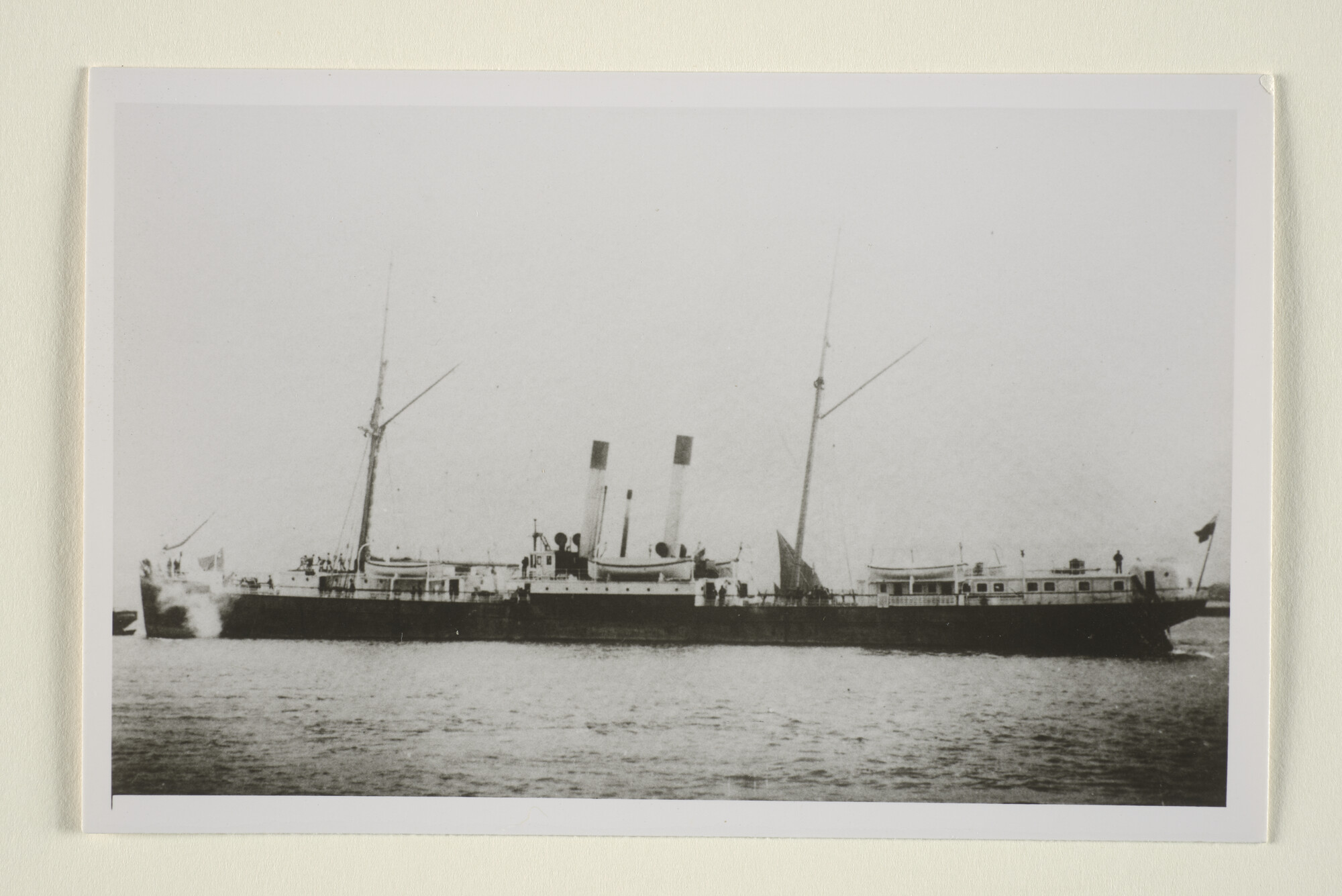 1995.5454; Het vrachtschip ss. 'Stentor' van de Ned. Stoomvaart Maatschappij 'Oceaan' vertrekt uit een haven; foto