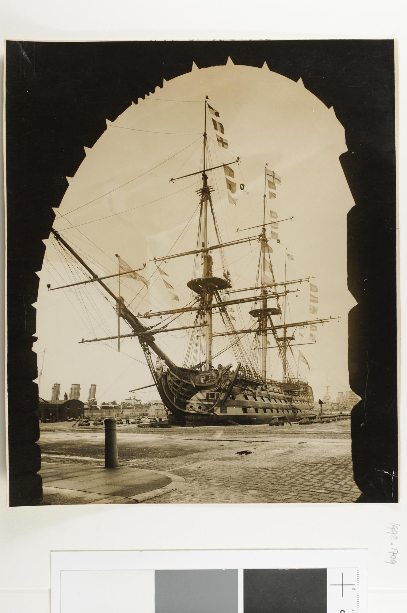 1992.1709; 'HMS 'Victory': Trafalgar day tribute to Nelson's memory at Portmouth'; foto