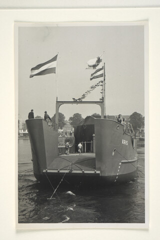S.5219(12)0191; Foto's van de tewaterlating van de op de langshelling van de ASMgebouwde beach-landing craft 'Kais'; fotoreportage