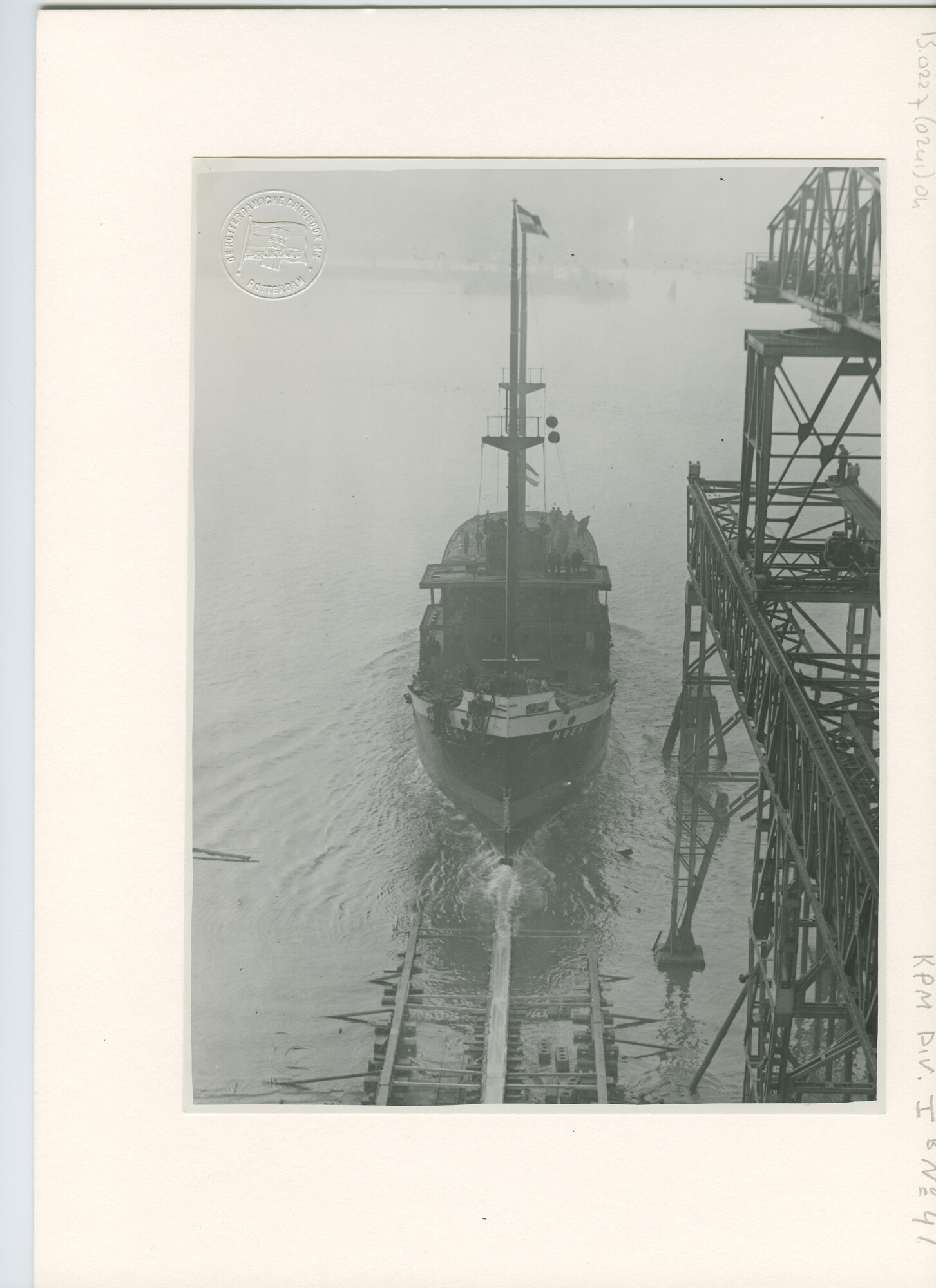 B.0227(0241)04; Foto van de tewaterlating van ms. Moesi bij de RDM te Schiedam; foto