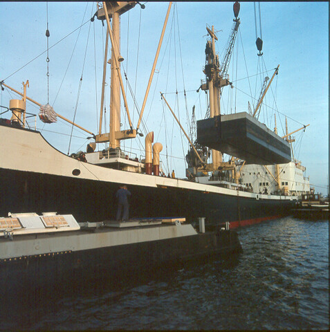 S.9100(7977); Dia van het vrachtschip ms. 'Pericles' van de KNSM; diapositief