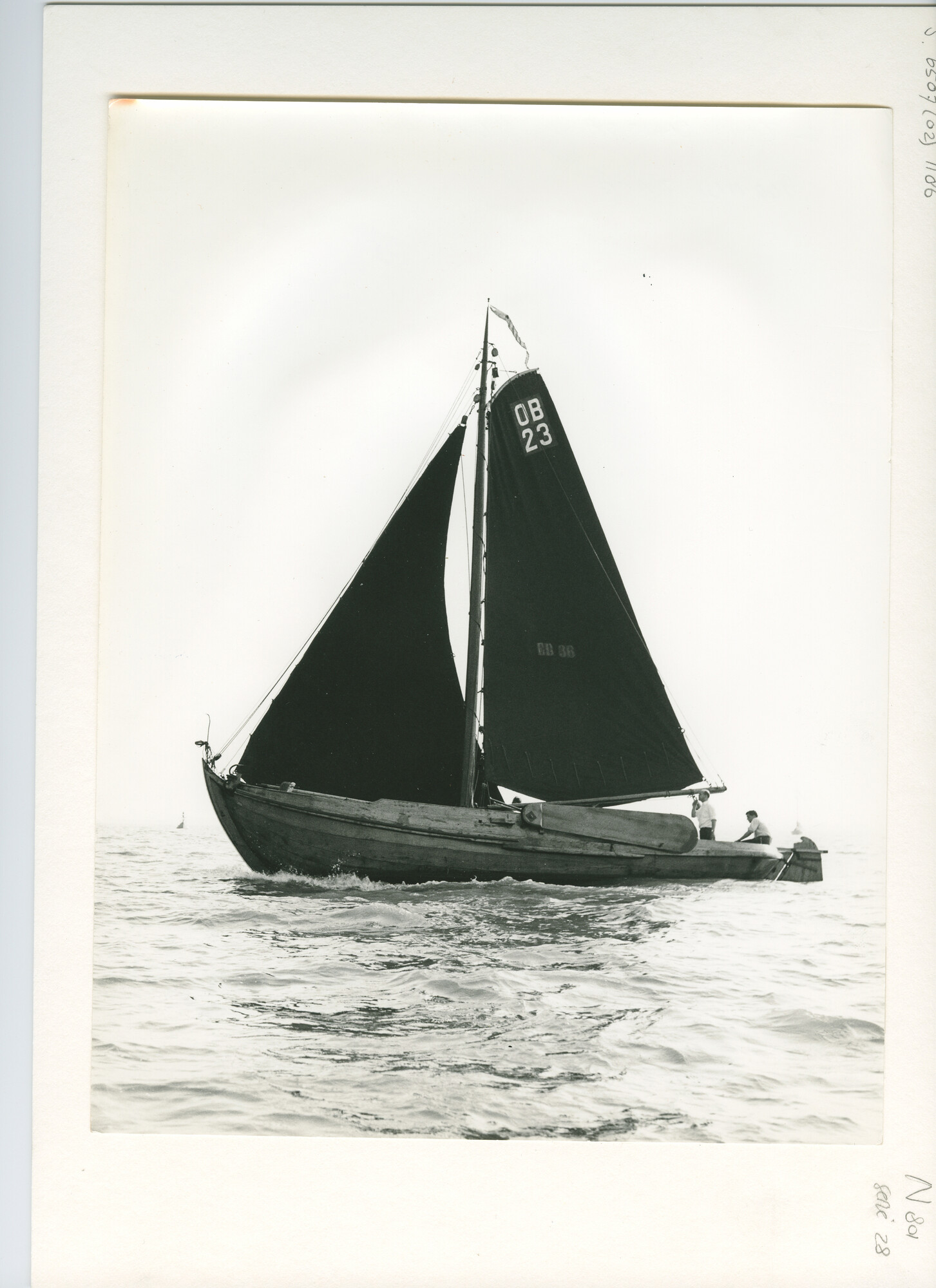 S.6507(02)1186.01; Zwart-wit foto van de botter Comeetster (23 OB) aan de wind tijdens de 100-mijlrace; foto