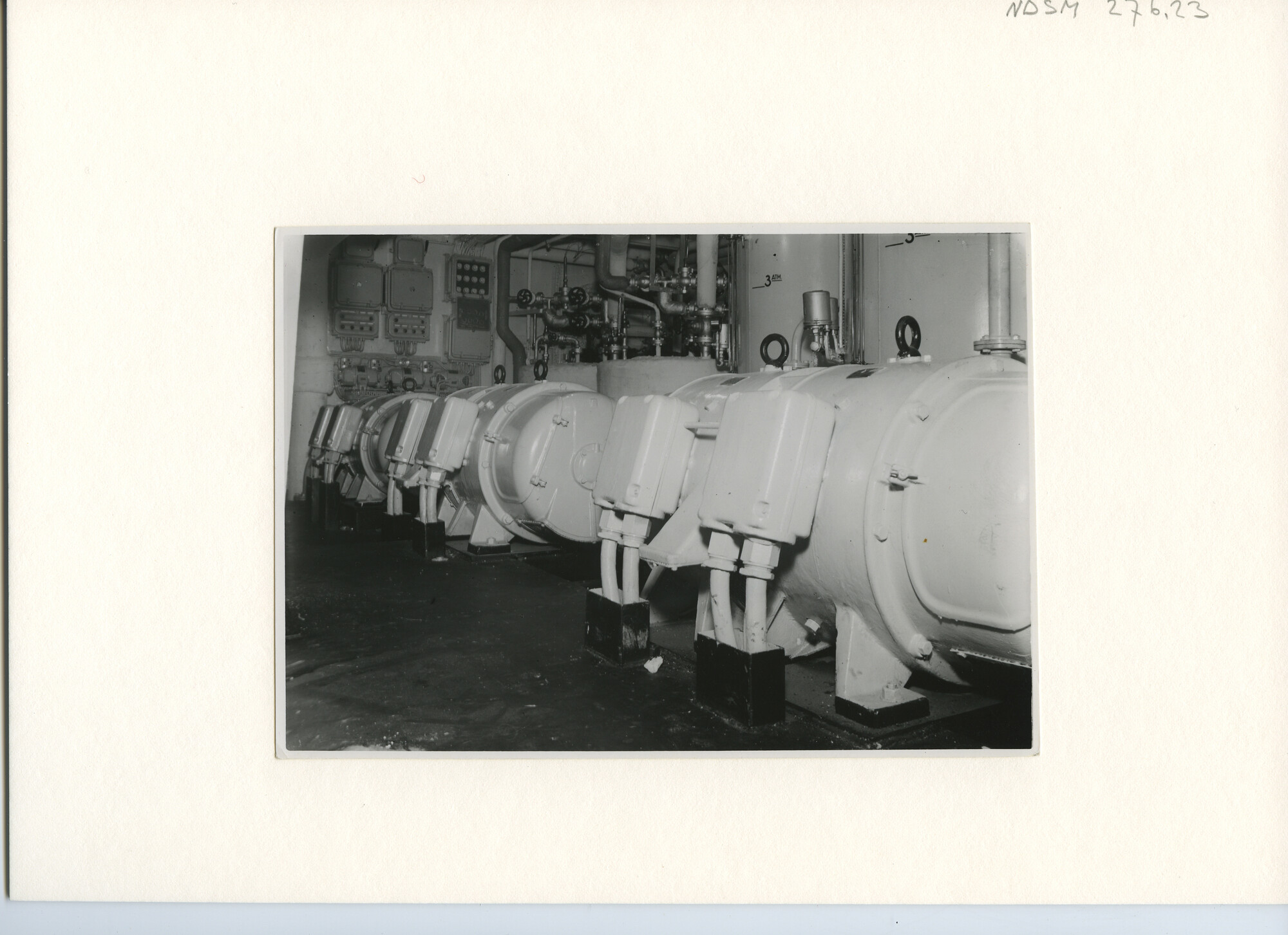 S.5444(1518)15; Interieurfoto van de machinekamer van het passagiersschip tes Viacheslav Molotov; foto