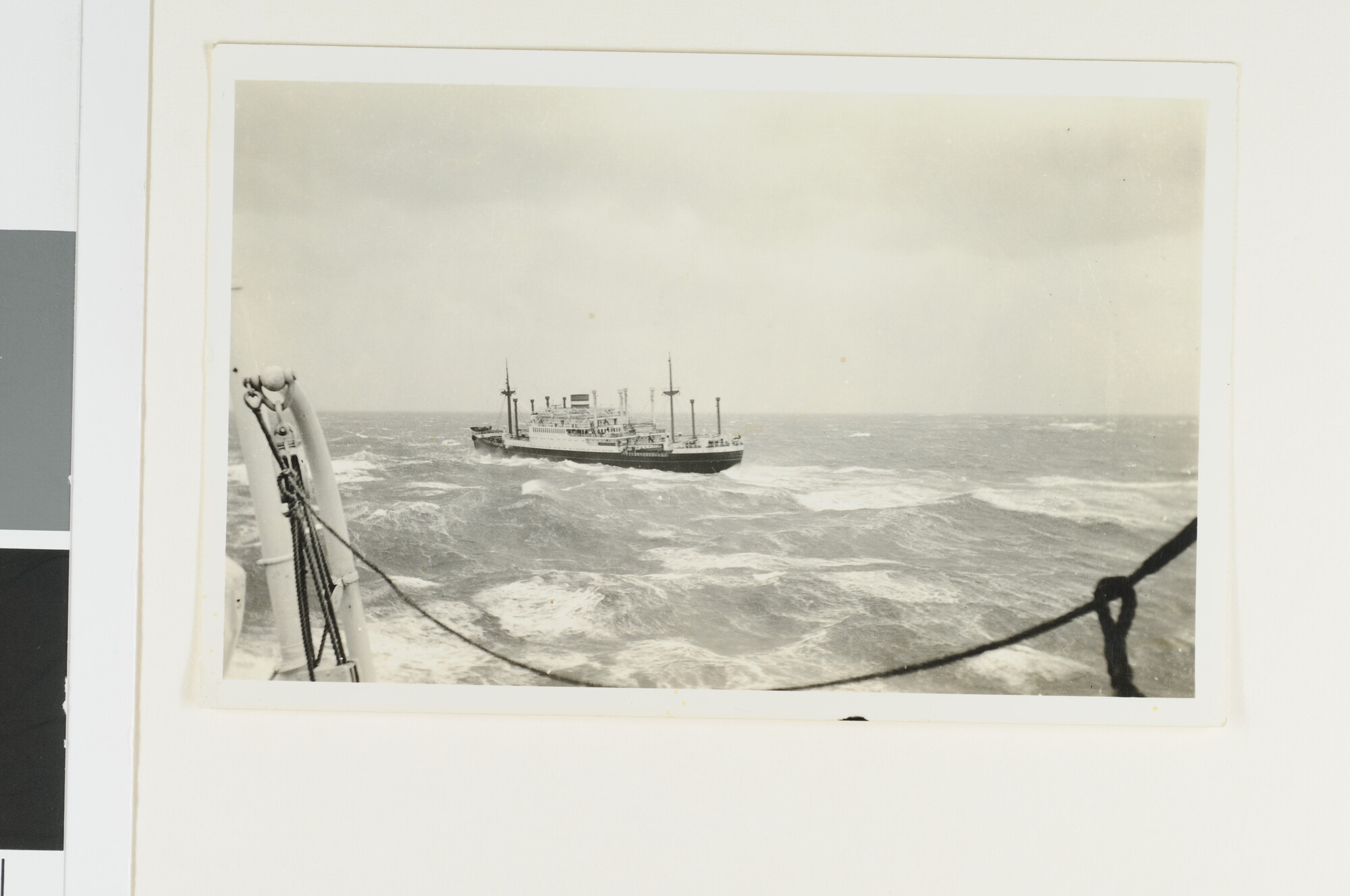 S.5548(062); Het vracht- en passagiersschip ms. 'Westerdam' van de Holland-Amerika Lijn tijdens storm op zee; foto