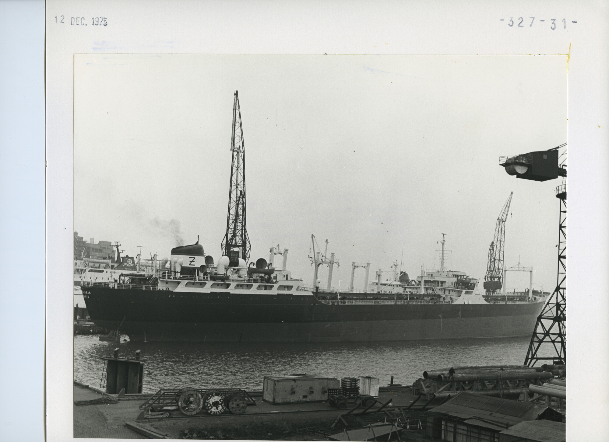 S.5444(5820)4; Foto van de tanker Swan Lake aan een reparatiekade van de NDSM; foto
