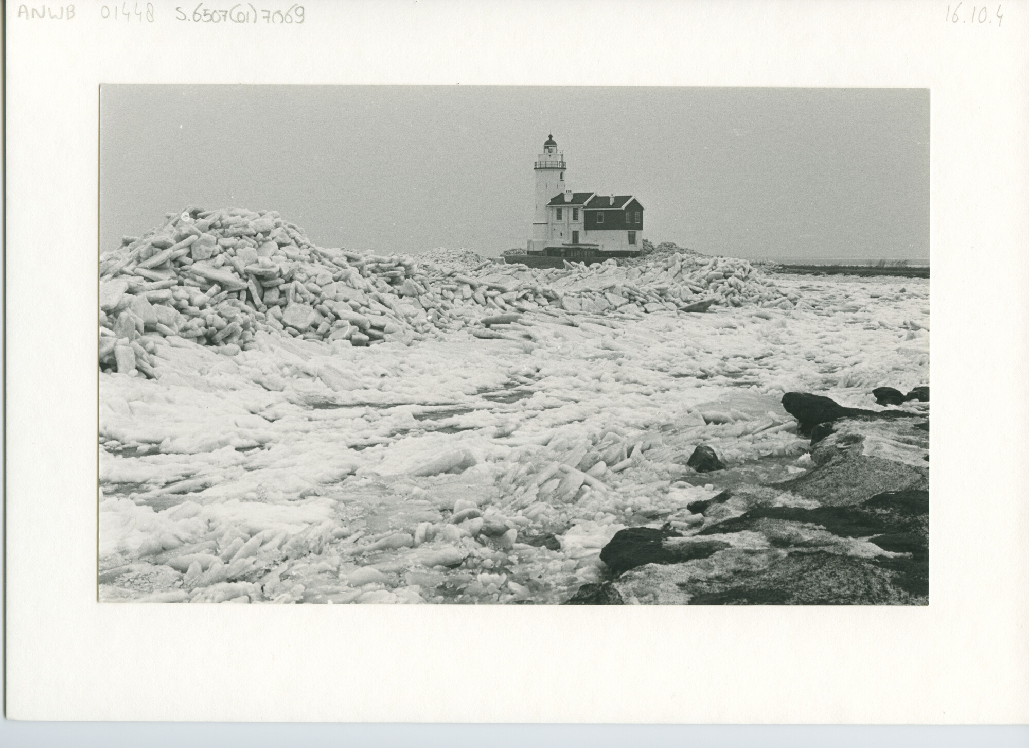 S.6507(01)7069; Foto van vuurtoren het Paard van Marken temidden van kruiend ijs; foto