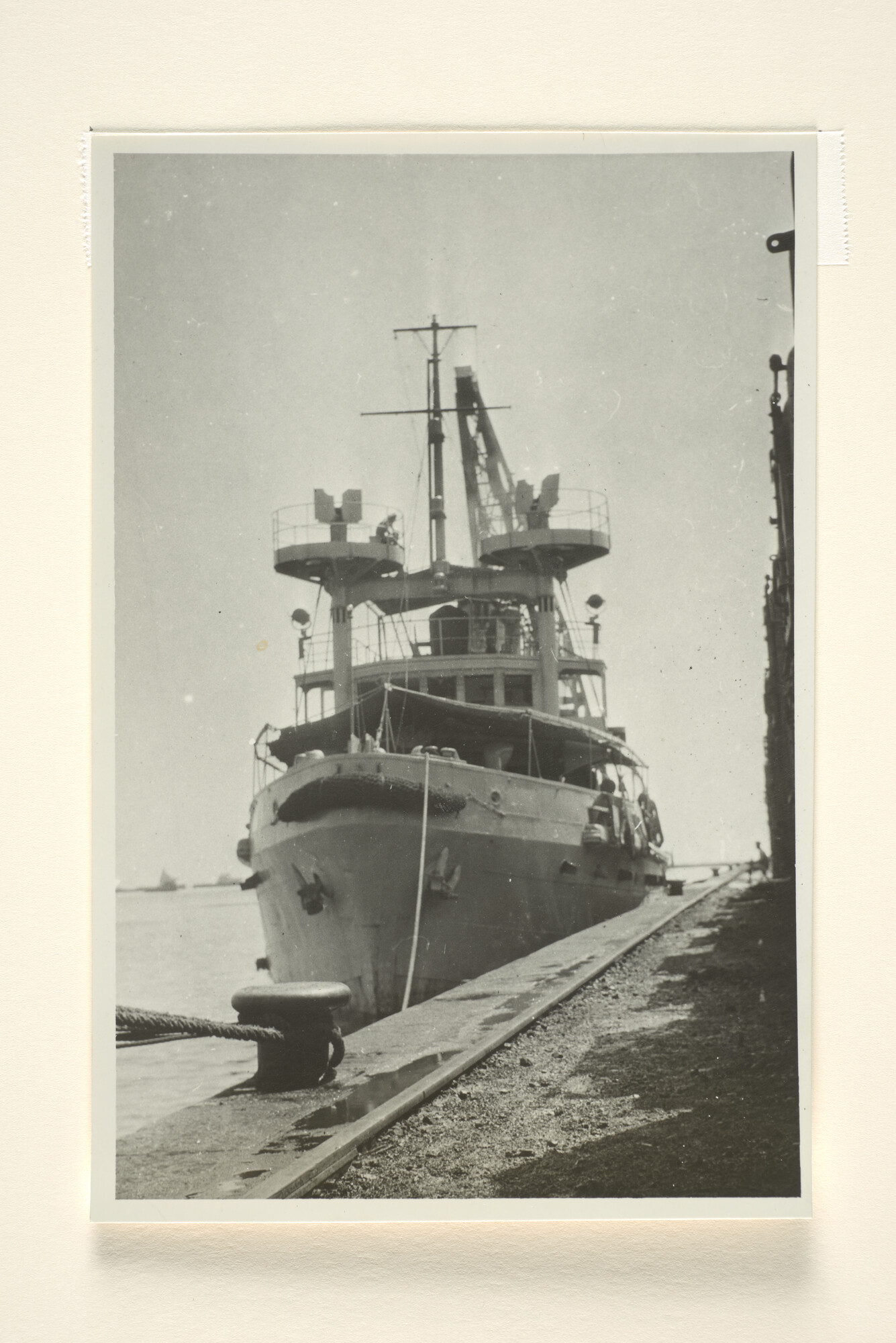 1995.1318; Het bergingsvaartuig Hr.Ms. Triton aan een kade in Nederlands-Indië; foto