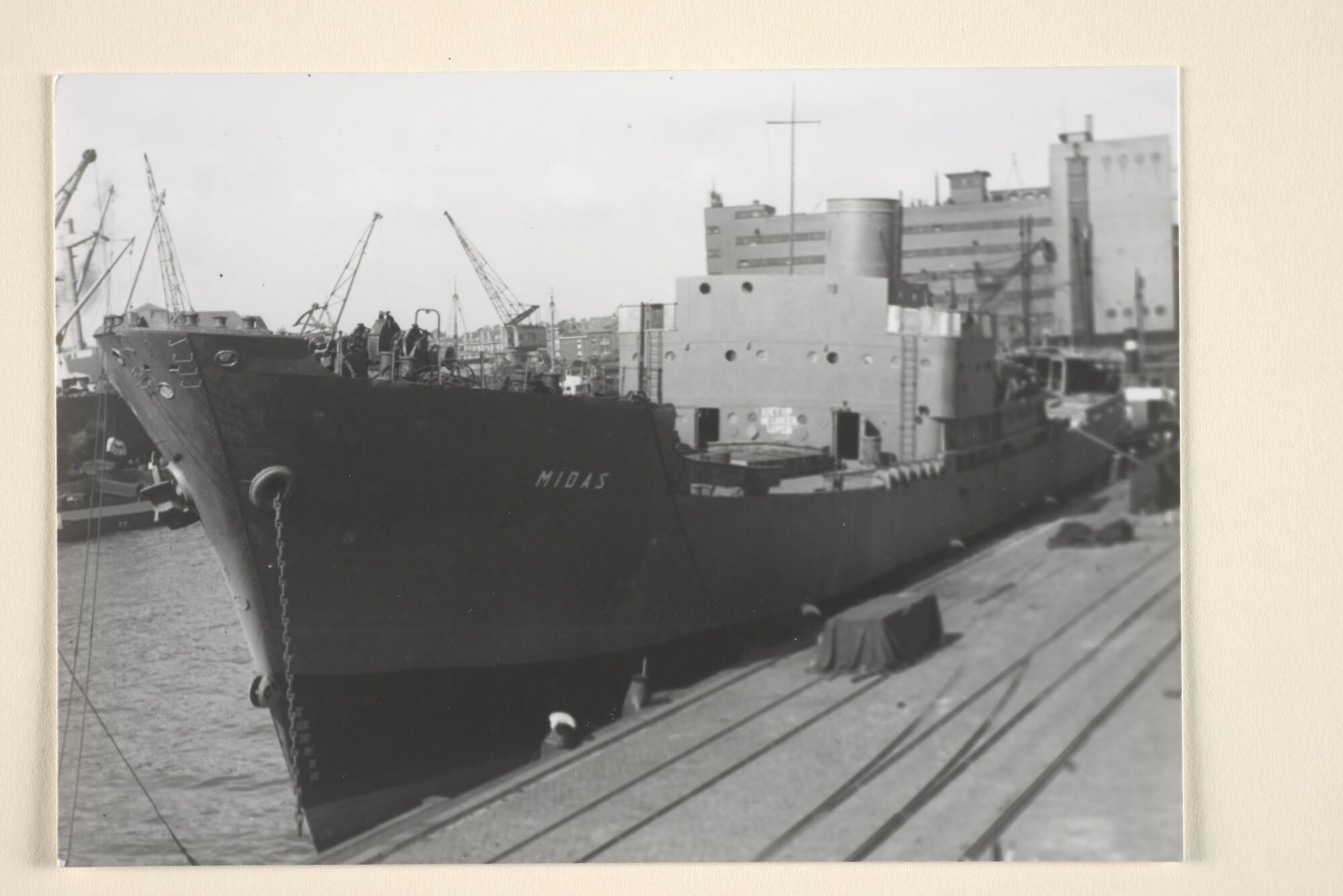 1995.6882; Het vrachtschip ms. 'Midas', teruggevonden na de oorlog als, door de Duitsers omgebouwde, 'Sperrbrecher 180', omstreeks 1948; foto