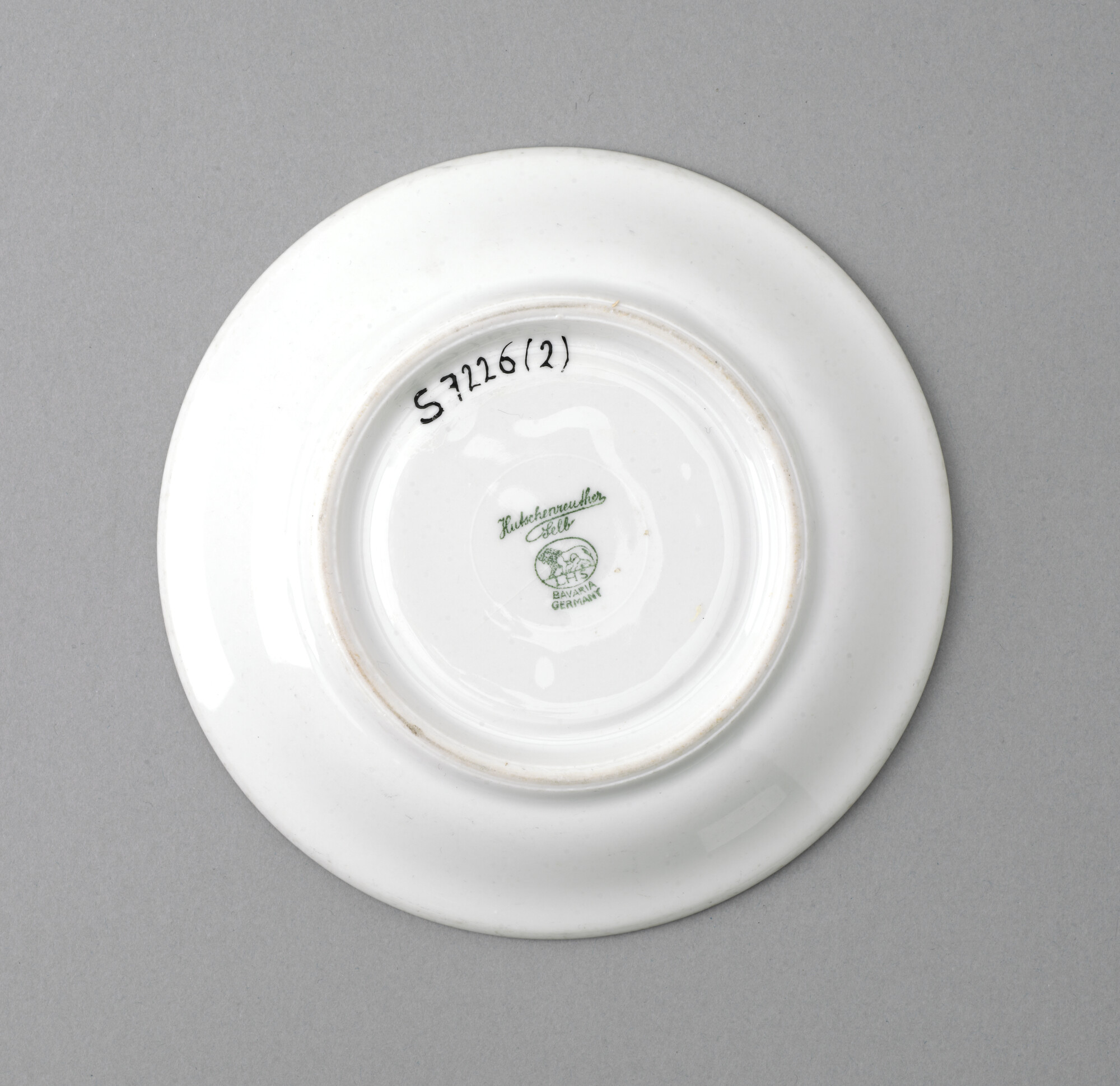 S.7226(02); Kop en schotel met logo van de Walvismij; kop en schotel
