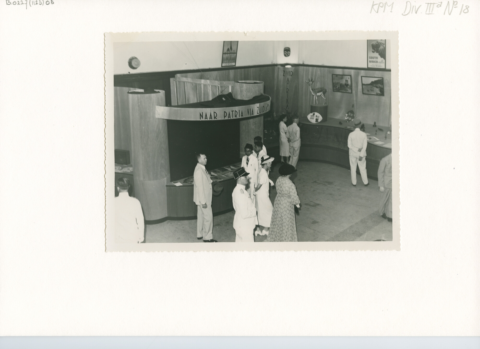 B.0227(1123)05; Foto van de officiële opening van de negentiende Nederlands Indische Jaarbeurs- en markt in Bandoeng (Bandung) [...]; foto