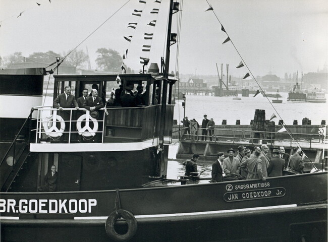 2001.1753; Foto's van de in gebruikneming van het hoofdkantoor van Reederij v/h Gebroeders Goedkoop aan de Westerdoksdijk 40 te Amsterdam in april 1962 [...]; fotoreportage