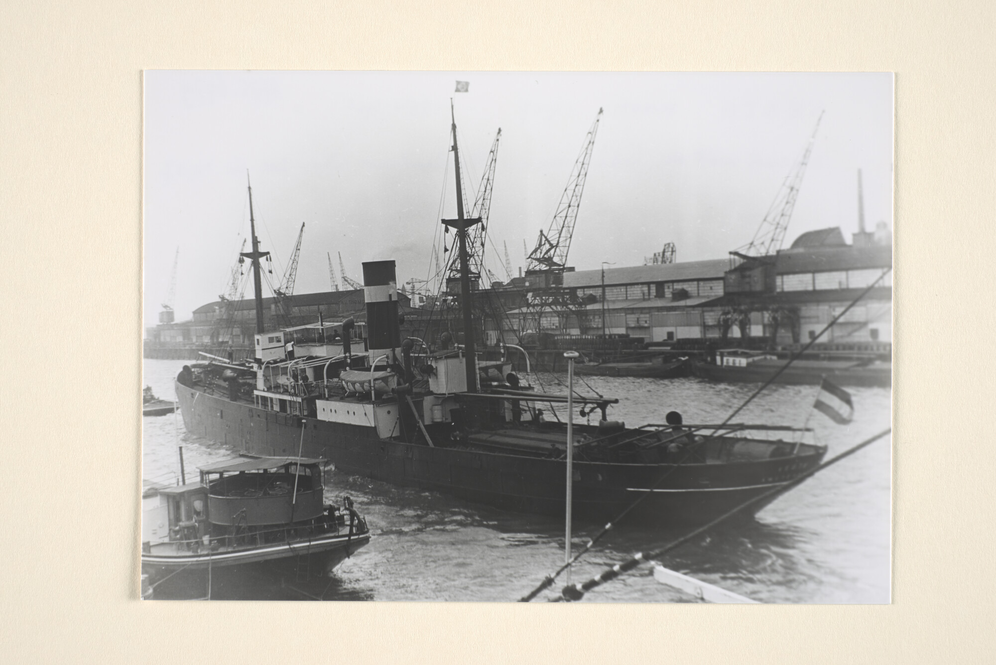 1995.6979; Het vrachtschip ss. Vesta van de KNSM vertrekt uit de Lekhaven te Rotterdam naar zee; foto