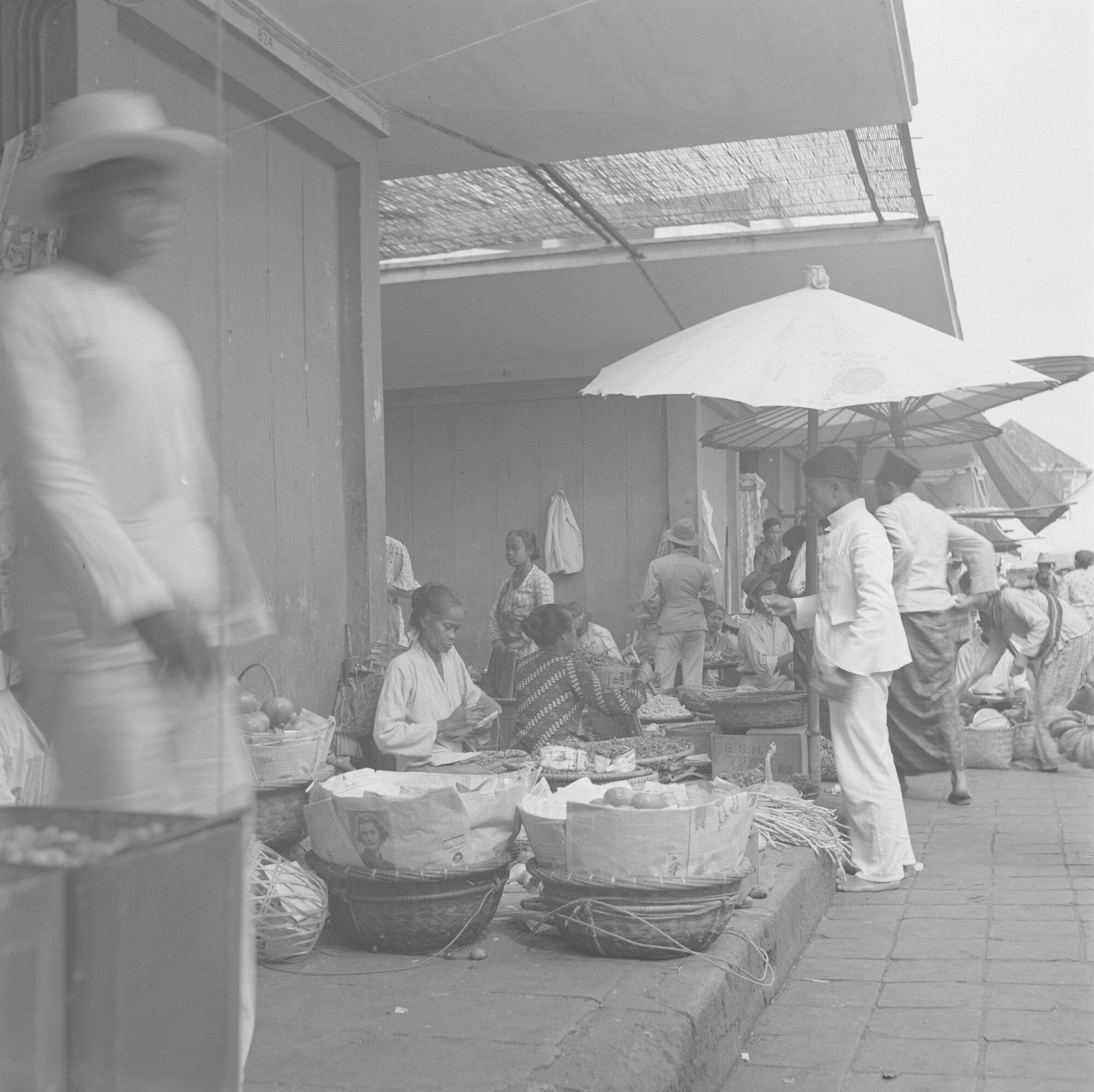 2015.3154; Negatief van personen op een markt te Bandoeng (Bandung); negatief