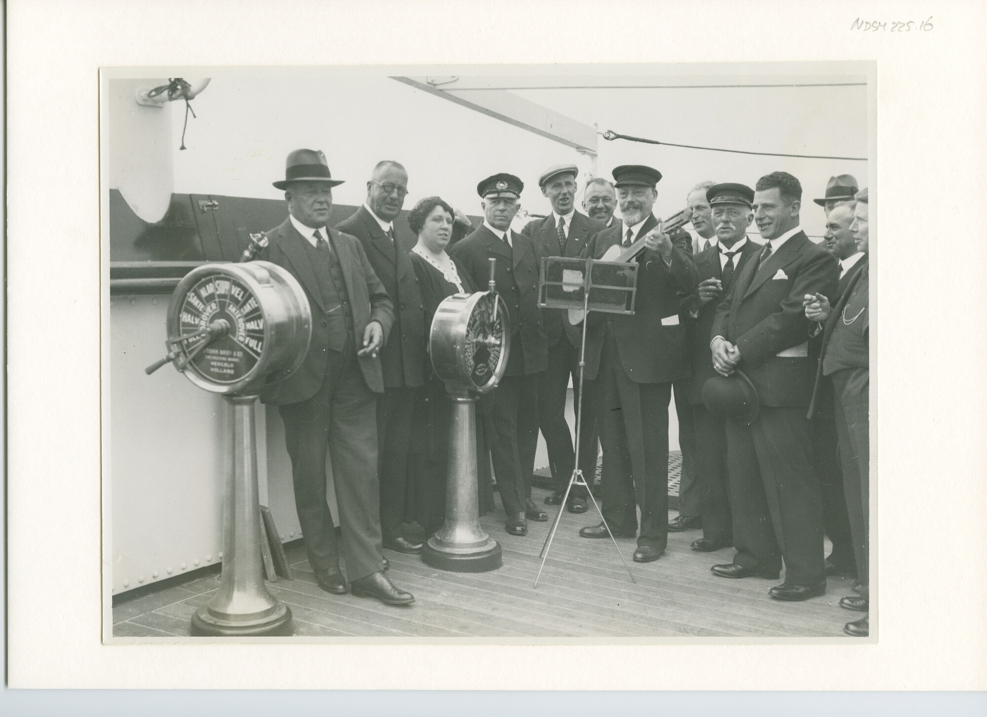 S.5444(1029)26; Foto van het vrachtschip ms. Tarn tijdens de proefvaart, werk en gezelligheid; foto