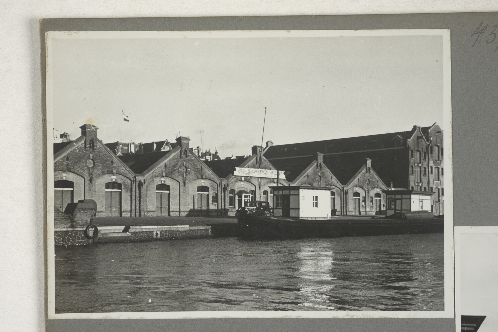 1998.2177; Omslag/ album met een grote hoeveelheid proeffoto's gemaakt door mw. A.M. Wolff-Koller in opdracht van de Gemeente Handelsinrichtingen in Amsterdam; omslag