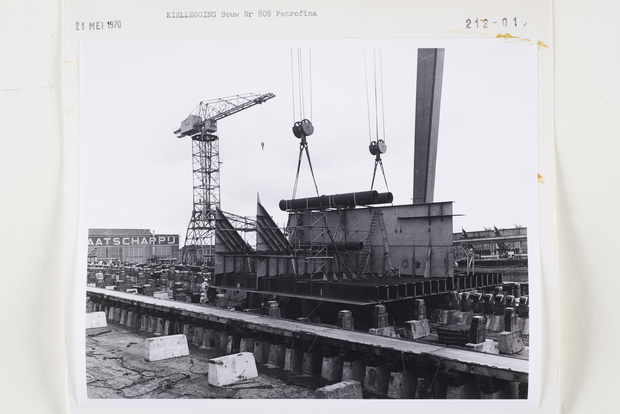 S.5444(5130)01; Foto van het achterschip van de mammoettanker Fina Brittannia in aanbouw; foto