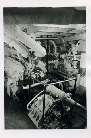 S.5219(12)0707; Interieurfoto's genomen aan boord van het passagiersschip (vluchtschip) Willem I (ex- LCT 443): machinekamer en de eetzaal; fotoreportage