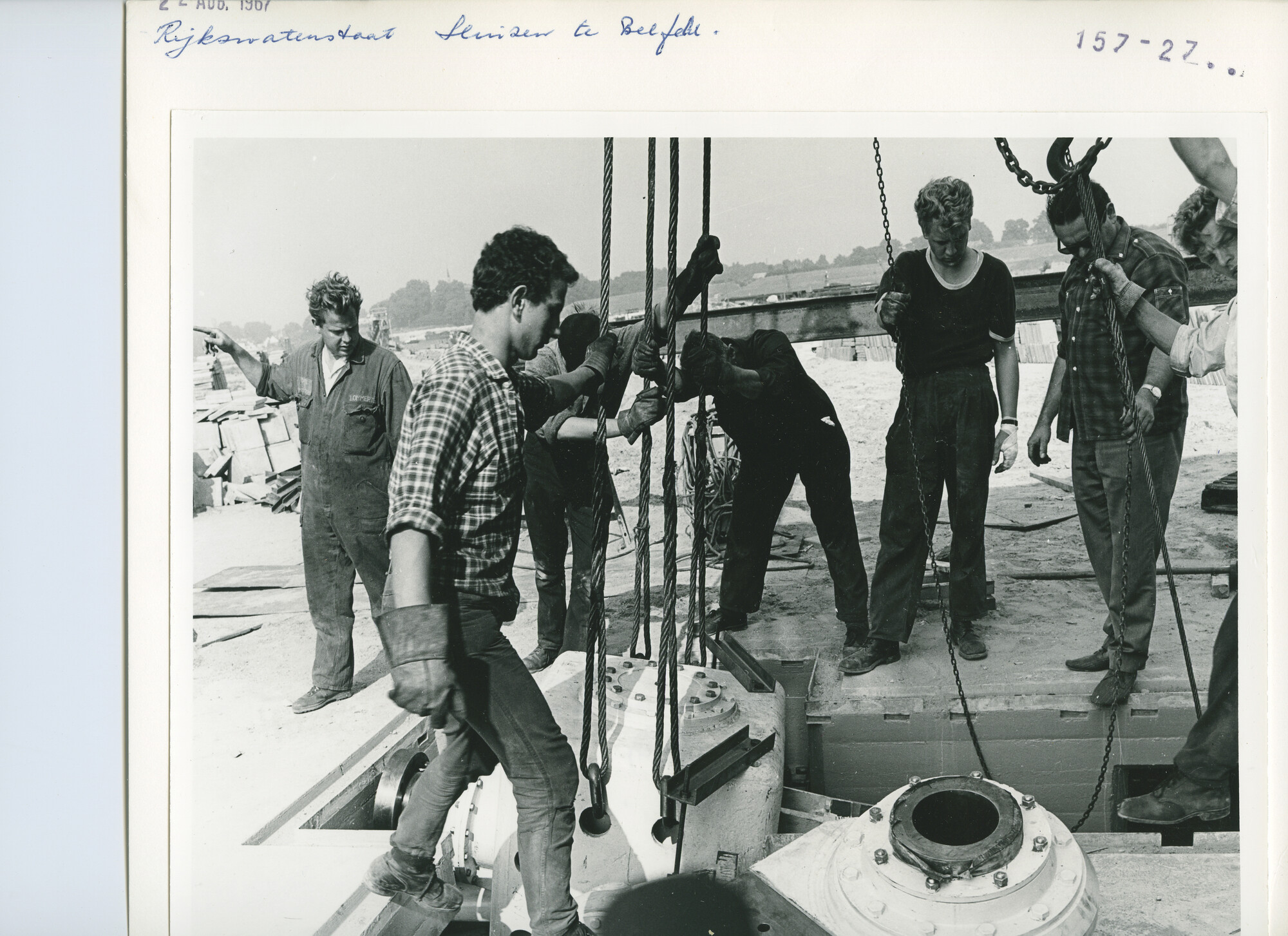 S.5444(4775)10; Foto van de installatie van de hydraulische deurbeweging voor de sluizen bij Belfeld; foto