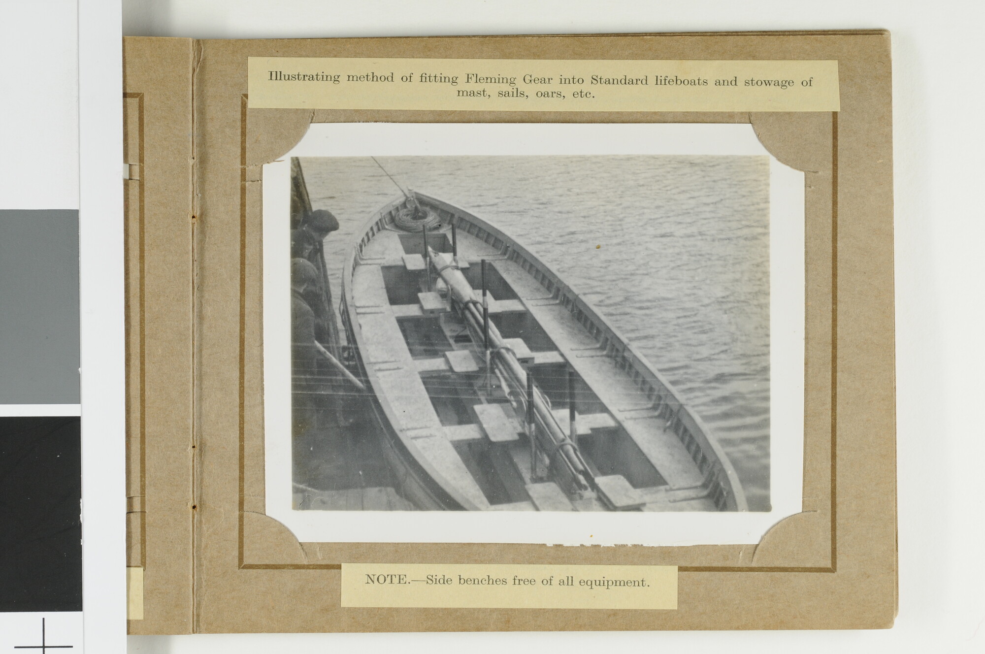 S.5647(146)a; Klein mapje met foto's over het gebruik en de voordelen van Flemming Hand Propelled Lifeboats; fotoalbum