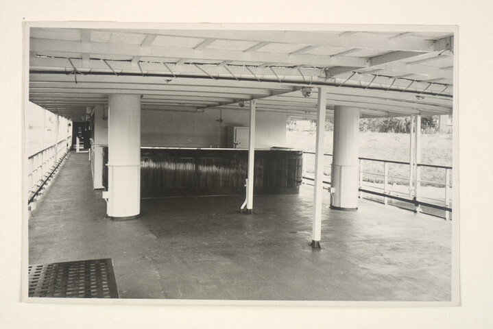 S.5219(12)0177; Interieurfoto's van dek, machinekamer, hut marconist en eetzaal van de Braziliaanse hekwielers Veiga Cabral, Placido de Castro, Irineu Evangelista; fotoreportage