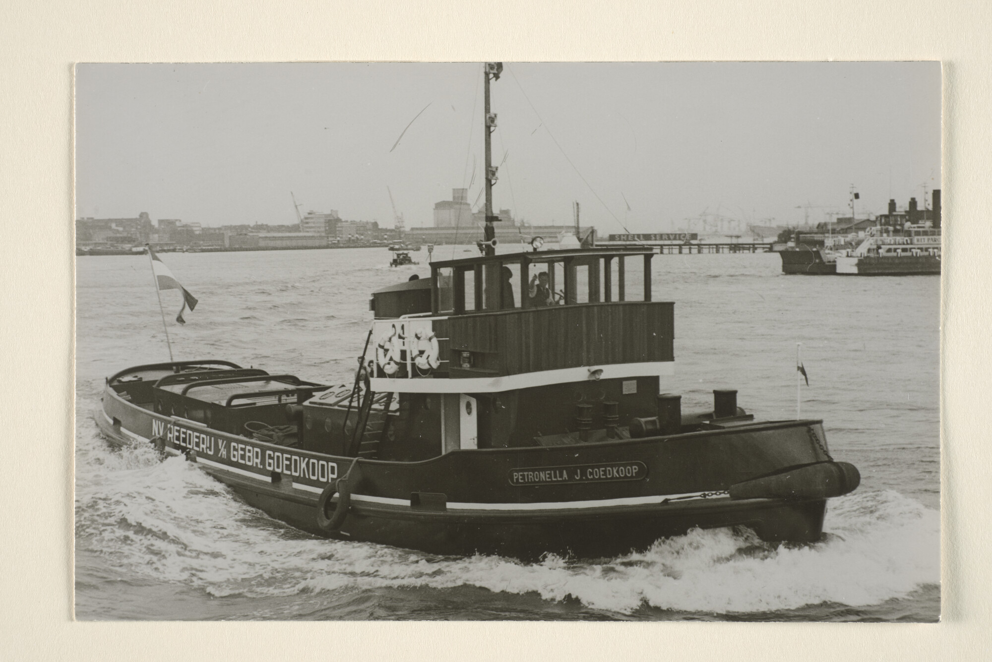 1996.3476; De sleepboot 'Petronella J. Goedkoop' (24) van de Reederij v/h Gebr. Goedkoop varende op het IJ in Amsterdam; foto
