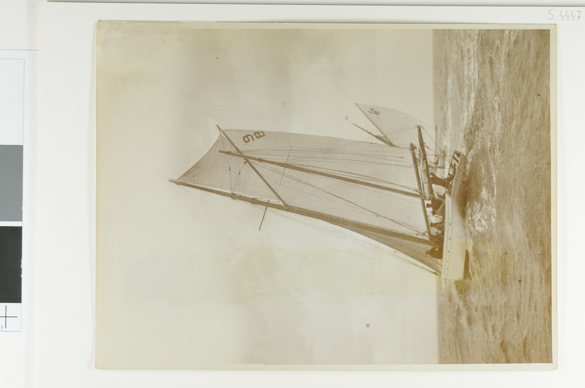 S.4447(17); Zeilwedstrijden voor kiel- en midzwaardjachten op zaterdag 1 september 1917 op de Zuiderzee; foto