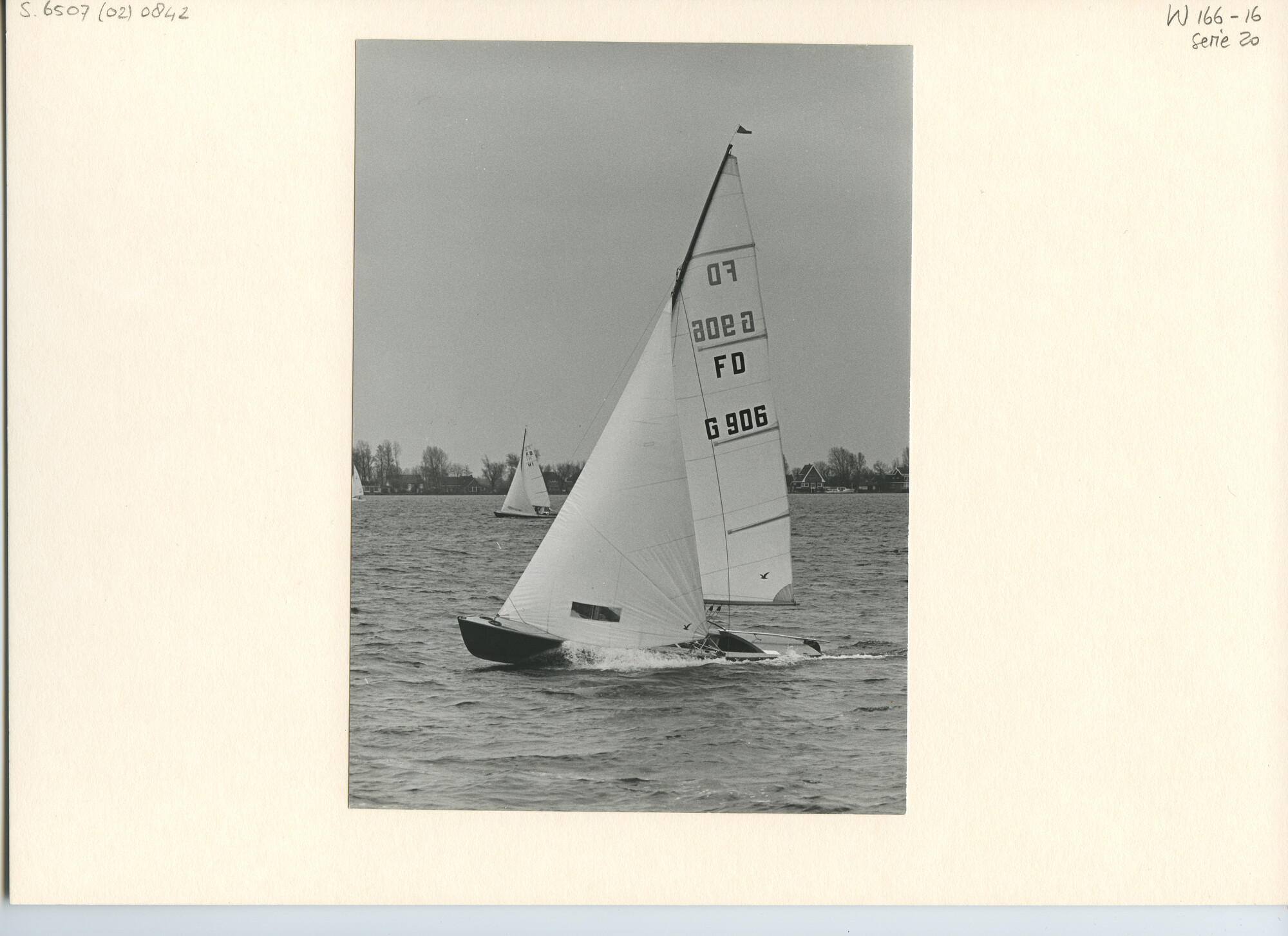 S.6507(02)0842.05; Zwart-wit foto van de FD-klasse op de Loosdrechtse Plassen; foto