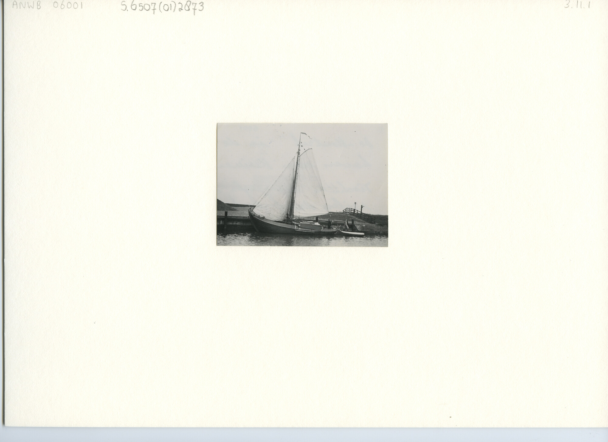 S.6507(01)2873; Foto van de botter met kajuit Houtrib in de haven van Huizen; foto