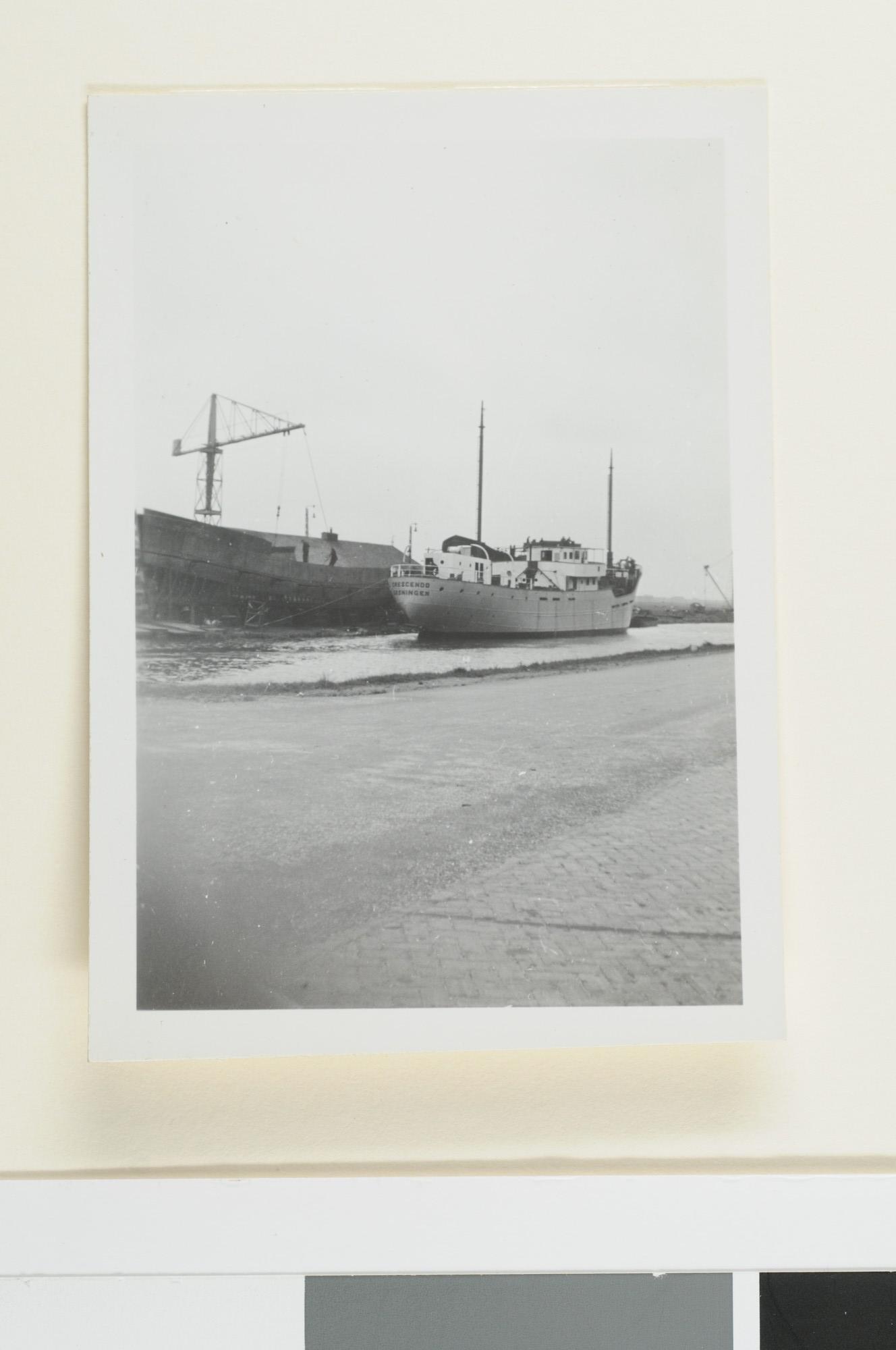 S.4380(04)619; De coaster ms. Cresendo van R. Kunst te Groningen ligt aan de afbouwkade [...]; foto